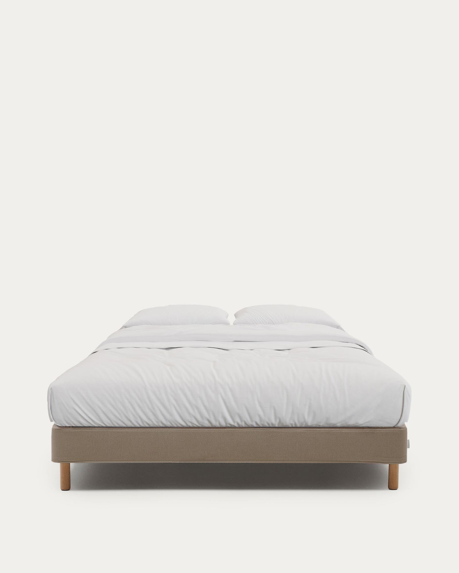 Bettgestell Ofelia mit abnehmbarem Bezug in Braun und Beinen aus massivem Buchenholz für Matratzengrösse 160 x 200 cm in Hellbraun präsentiert im Onlineshop von KAQTU Design AG. Bett ist von Kave Home