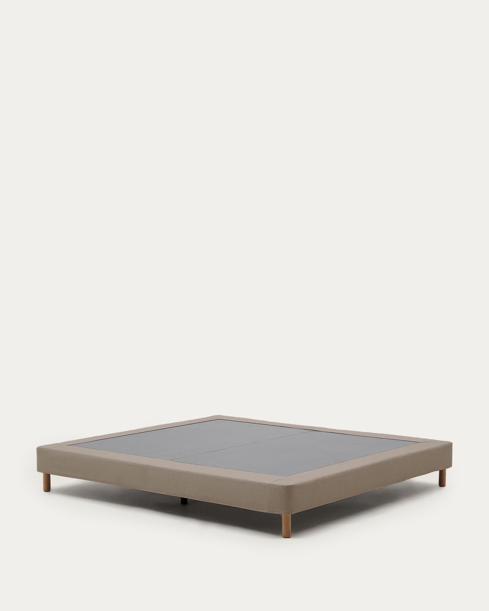 Elegantes Bettgestell Ofelia in warmem Braun, mit abnehmbarem Bezug und stabilen Buchenholzbeinen, ideal für 160 x 200 cm Matratzen.