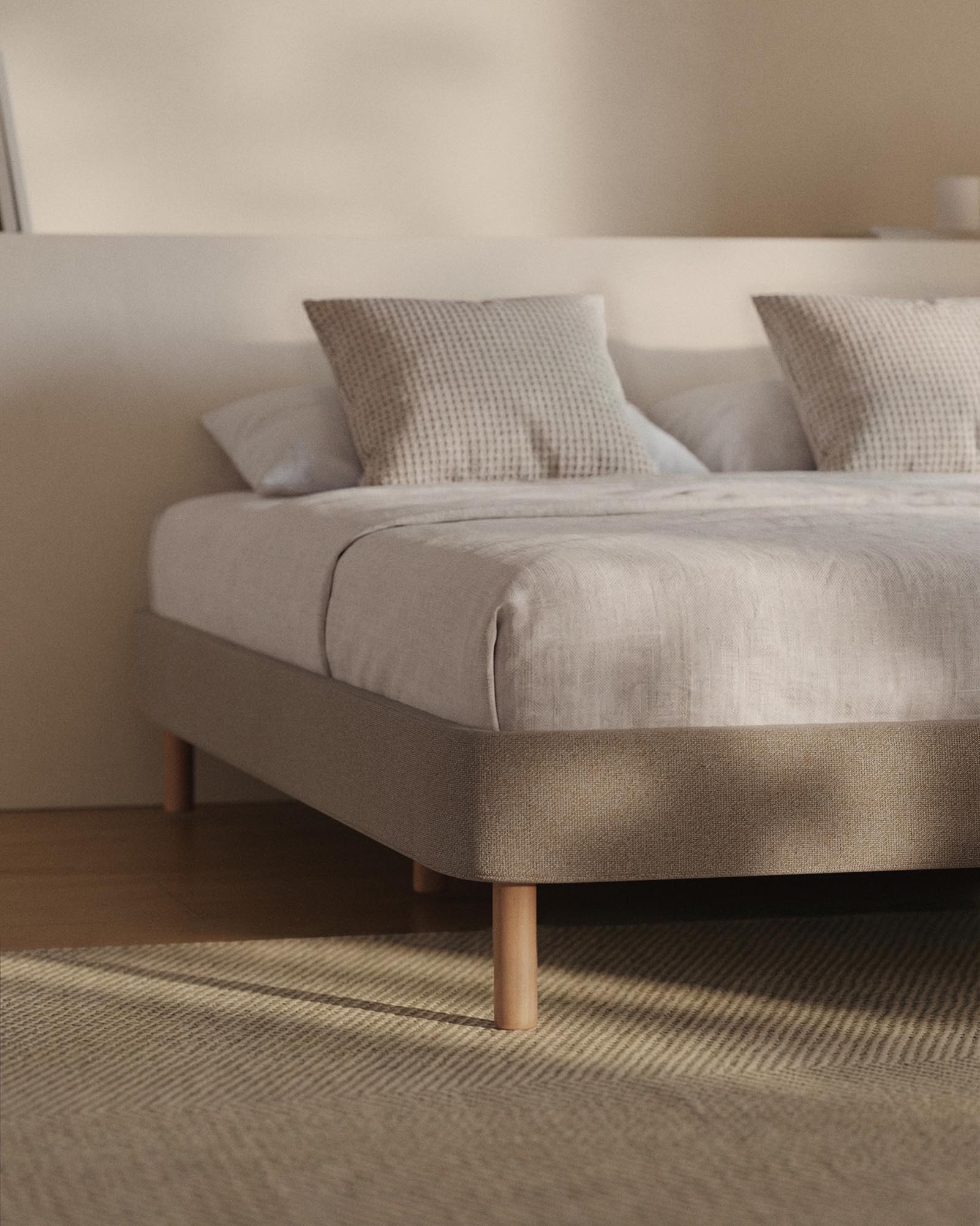 Elegantes Bettgestell Ofelia in warmem Braun mit abnehmbarem Bezug und stabilen Buchenholzbeinen, ideal für 160 x 200 cm Matratzen.