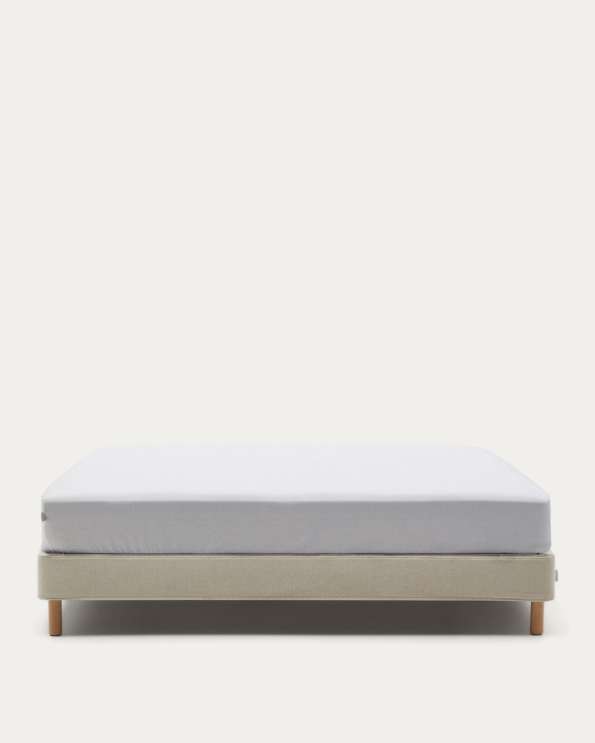 Ofelia Bettbasis mit abnehmbarem Bezug in Ecru und Füssen aus massivem Buchenholz für Matratze 180 x 200 cm FSC Mix Credit in Beige präsentiert im Onlineshop von KAQTU Design AG. Bett ist von Kave Home