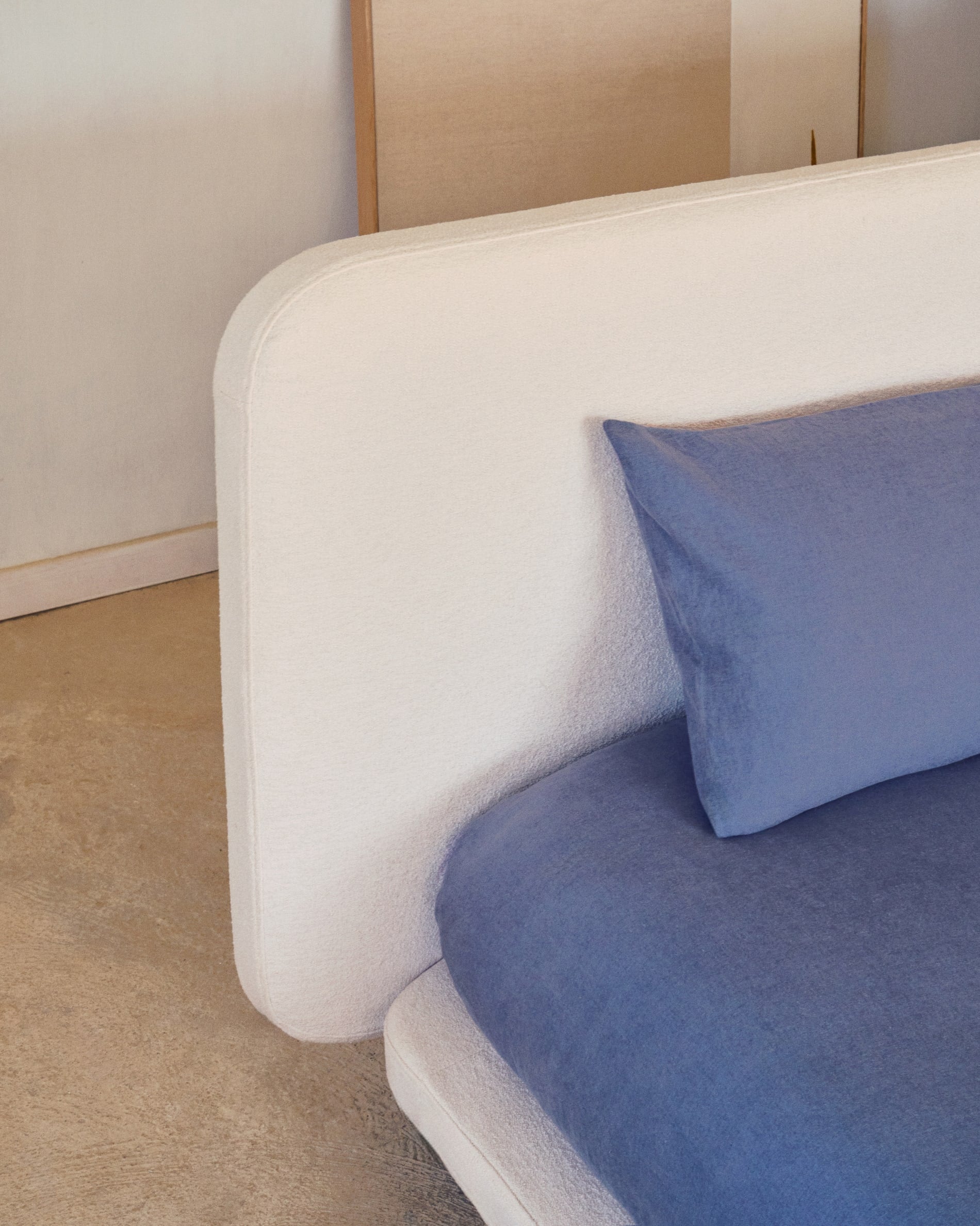 Stilvolles Bett Odum 160x200 cm, beige Mikro-Bouclé, abziehbar, FSC-zertifiziertes Buchenholz, nachhaltig und elegant.