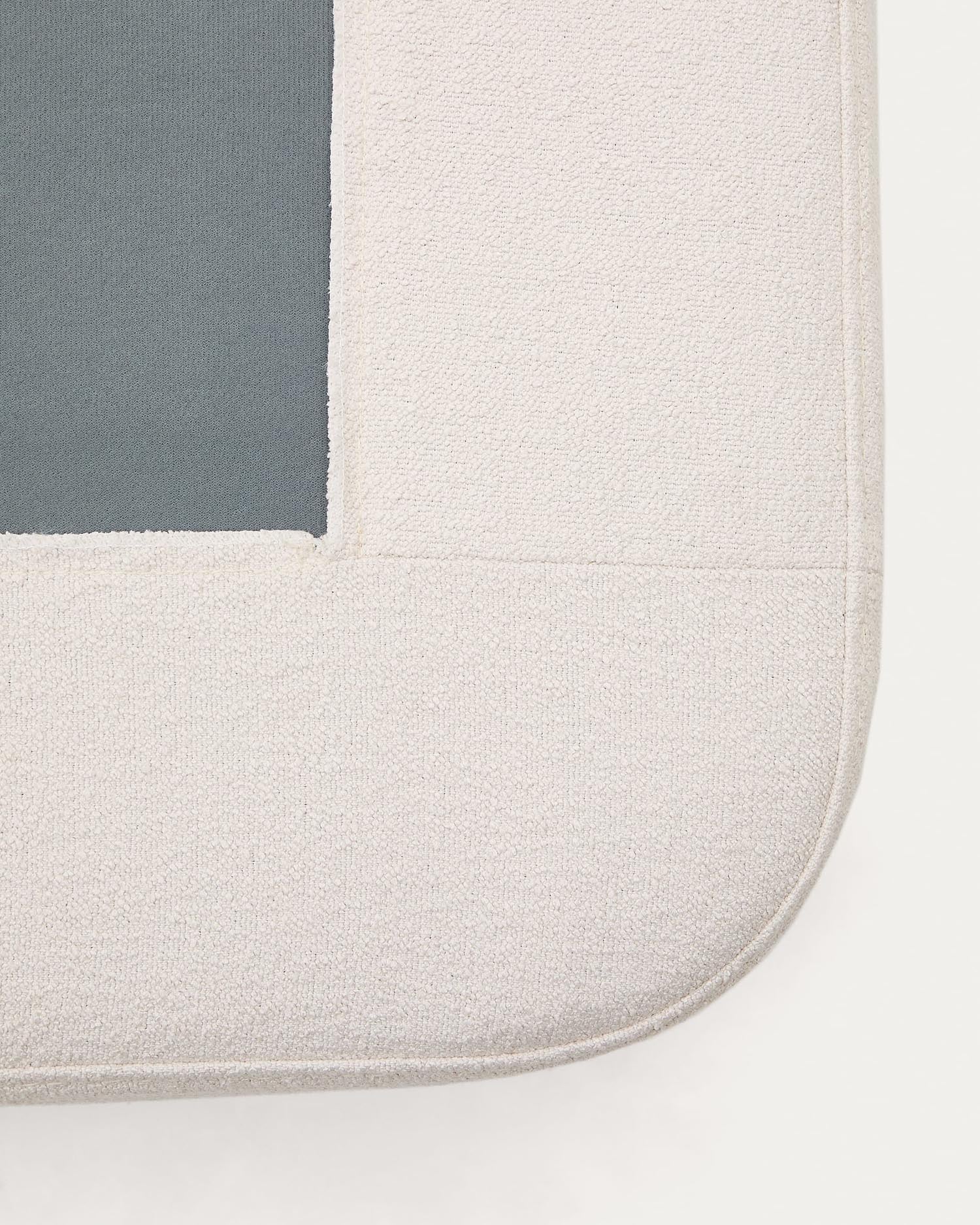 Elegantes abziehbares Bett Odum in Beige, 180x200 cm, aus weichem Mikro-Bouclé und robustem Buchenholz – ideal für stilvolle Schlafzimmer.