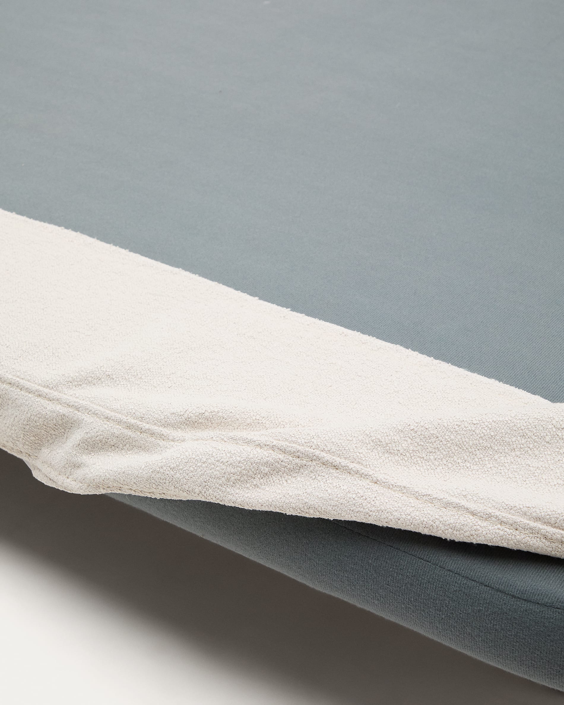 Stilvolles Bett Odum in Beige, 180x200 cm, aus hochwertigem Mikro-Bouclé und massivem Buchenholz – perfekt für gemütliche Schlafzimmer.