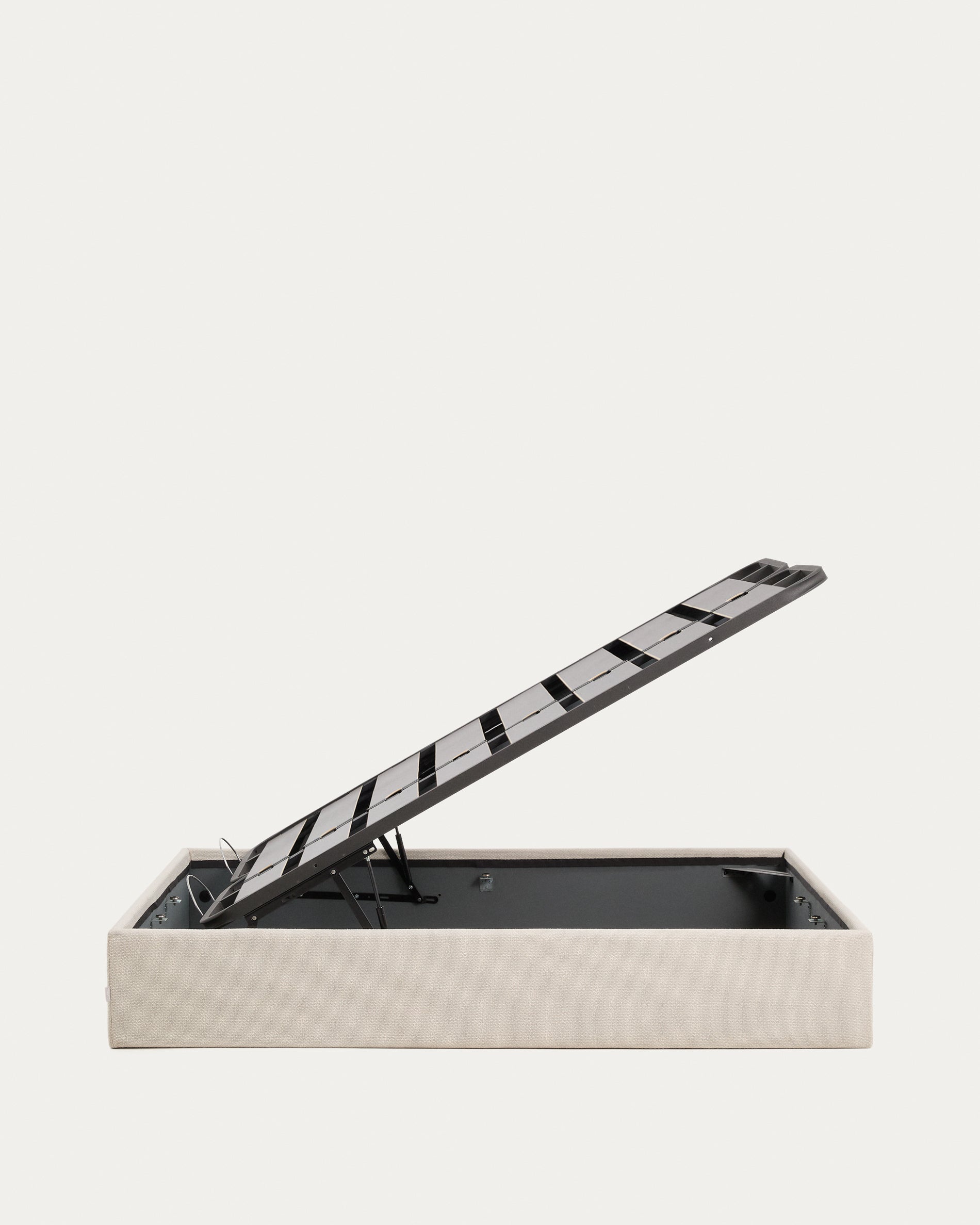 Abziehbares, aufklappbares Bett mit Stauraum Nelzi für Matratzengröße 150 x 200 cm in ecrufarbener Chenille, 100 % FSC in Ecru präsentiert im Onlineshop von KAQTU Design AG. Bett ist von Kave Home