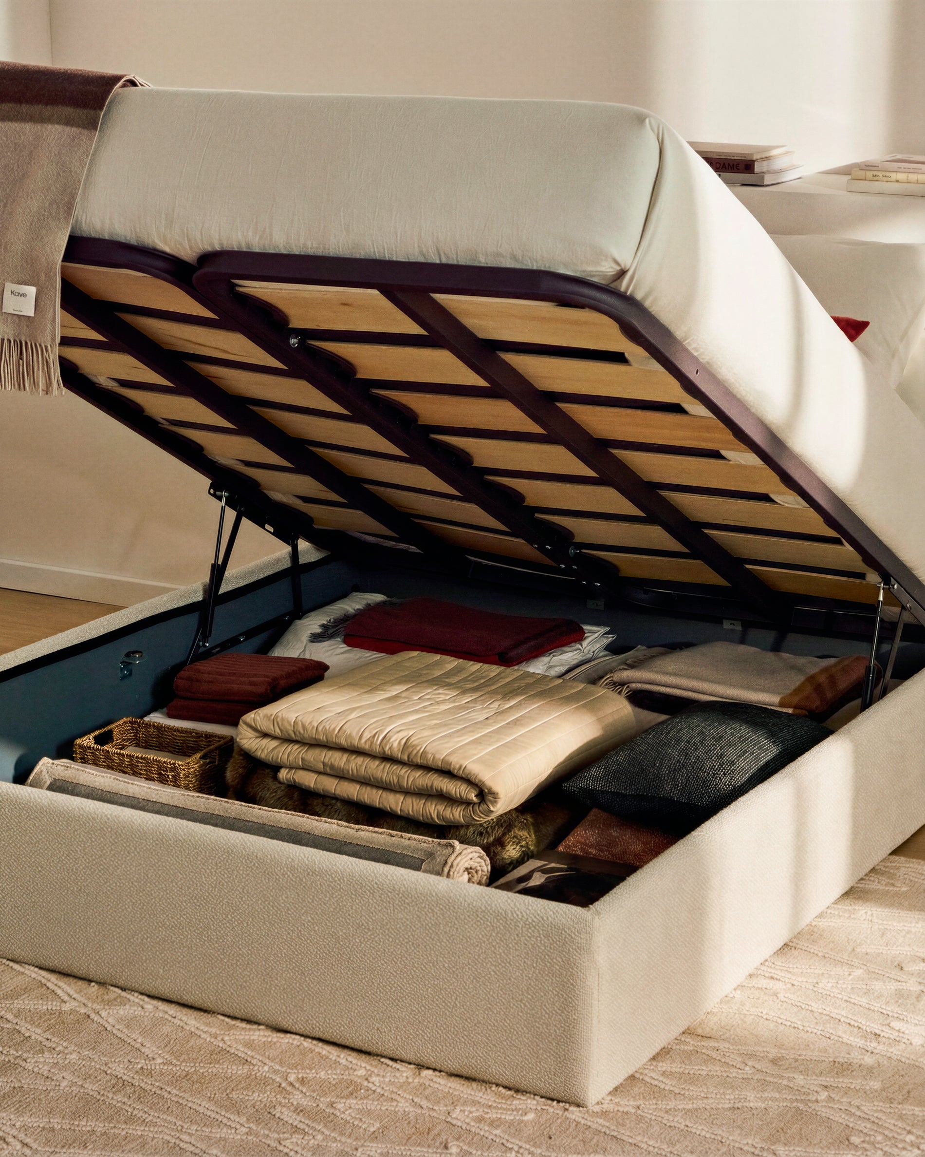 Abziehbares, aufklappbares Bett mit Stauraum Nelzi für Matratzengröße 150 x 200 cm in ecrufarbener Chenille, 100 % FSC in Ecru präsentiert im Onlineshop von KAQTU Design AG. Bett ist von Kave Home