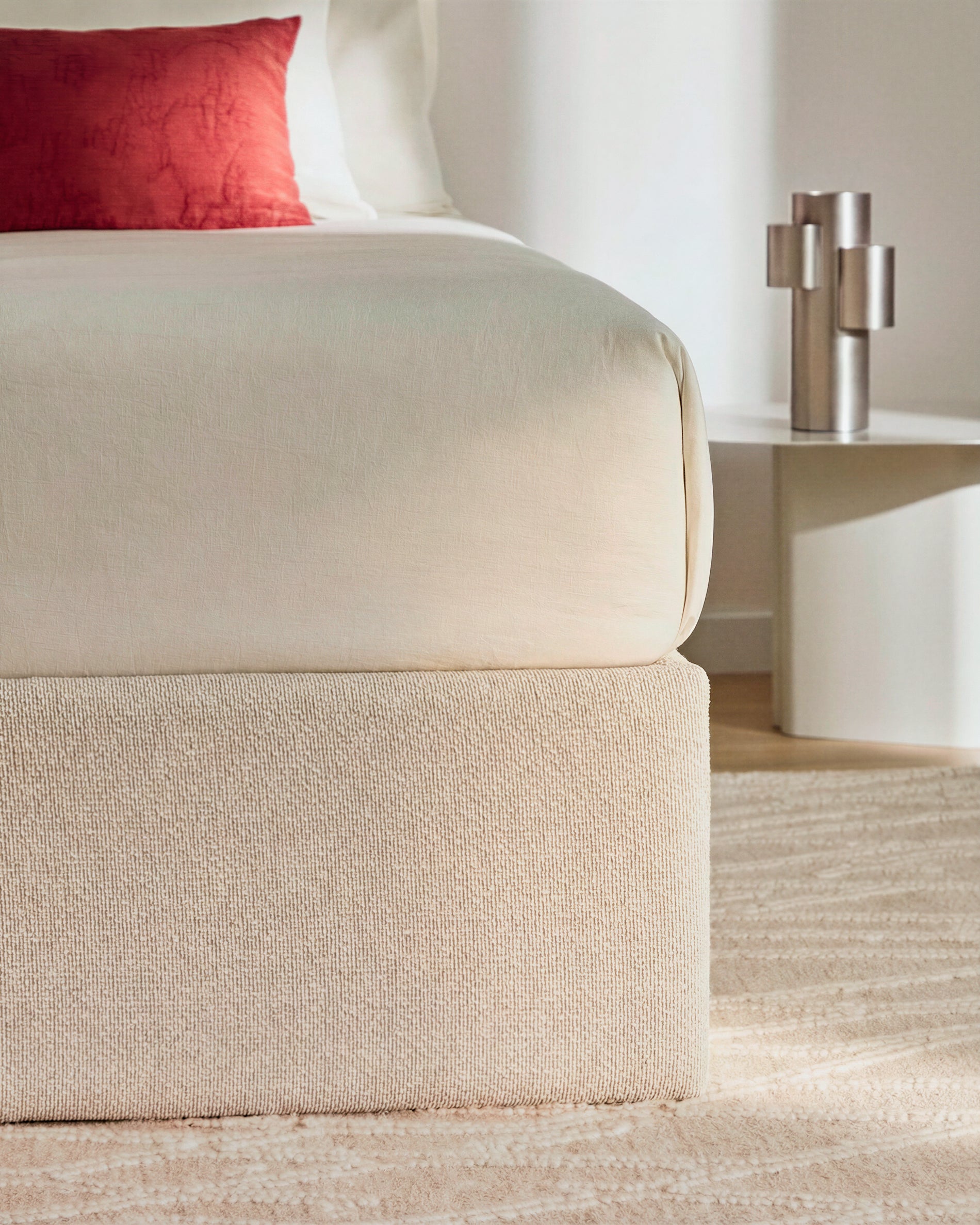 Abziehbares, aufklappbares Bett mit Stauraum Nelzi für Matratzengröße 150 x 200 cm in ecrufarbener Chenille, 100 % FSC in Ecru präsentiert im Onlineshop von KAQTU Design AG. Bett ist von Kave Home