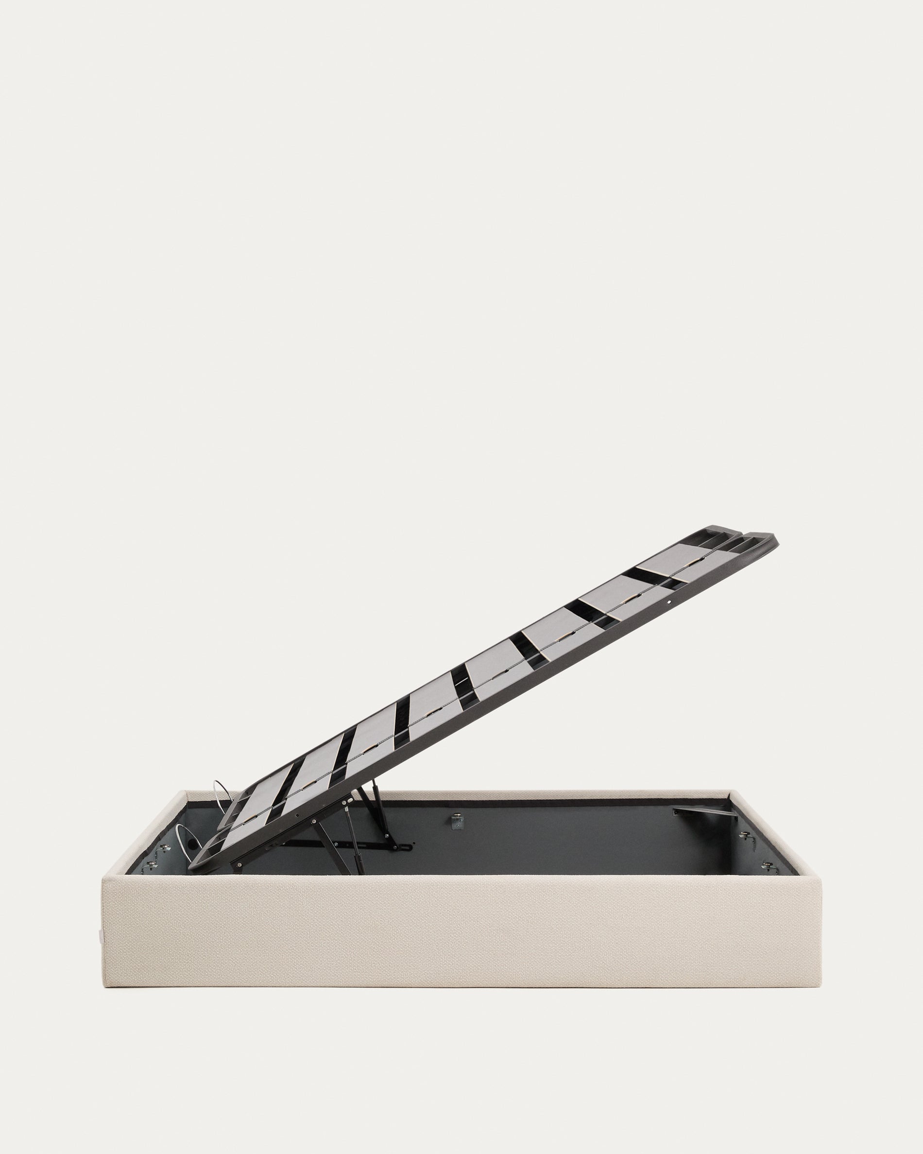 Abziehbares, aufklappbares Bett mit Stauraum Nelzi für Matratzengröße 160 x 200 cm in ecrufarbener Chenille, 100 % FSC in Ecru präsentiert im Onlineshop von KAQTU Design AG. Bett ist von Kave Home