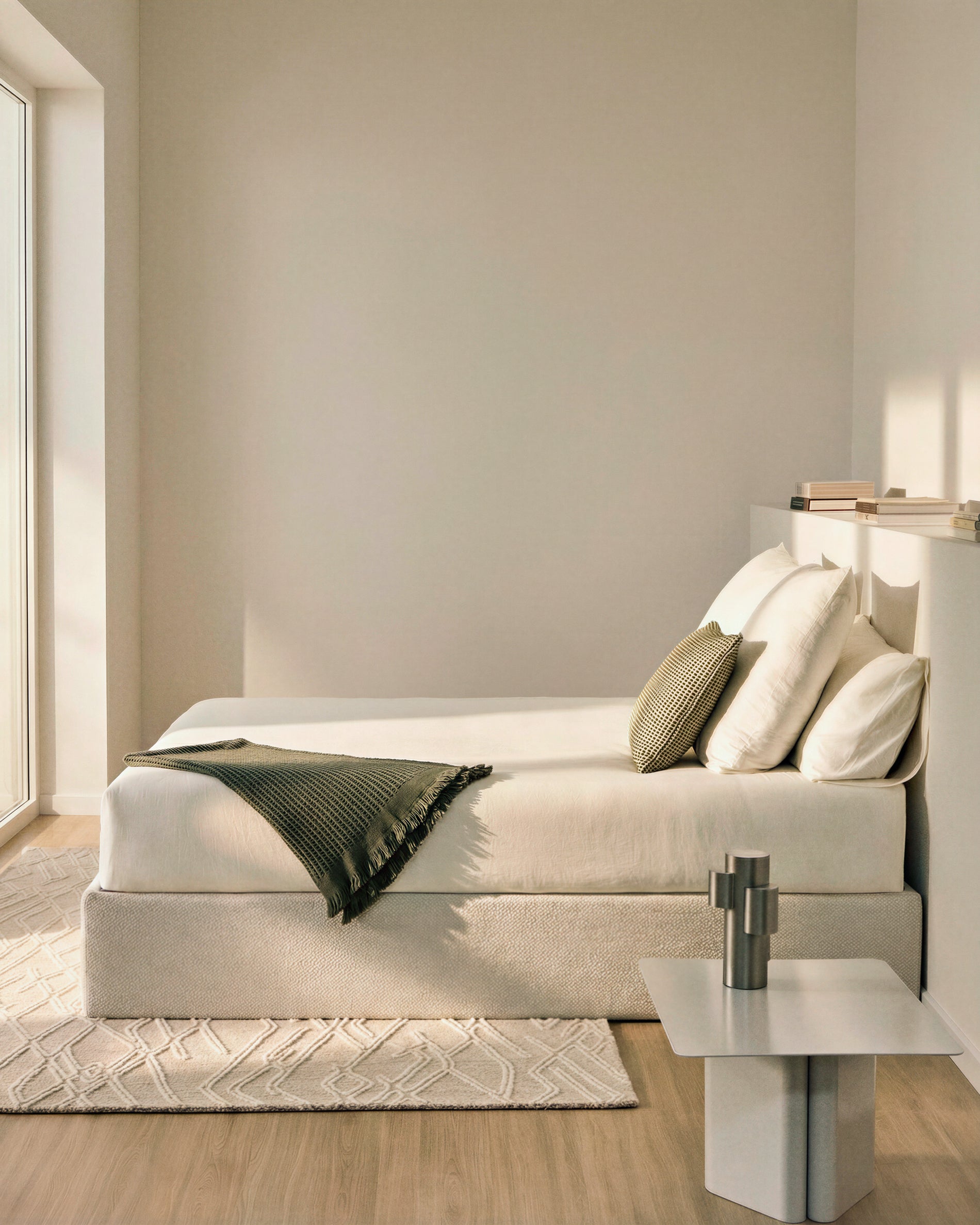 Abziehbares, aufklappbares Bett mit Stauraum Nelzi für Matratzengröße 160 x 200 cm in ecrufarbener Chenille, 100 % FSC in Ecru präsentiert im Onlineshop von KAQTU Design AG. Bett ist von Kave Home