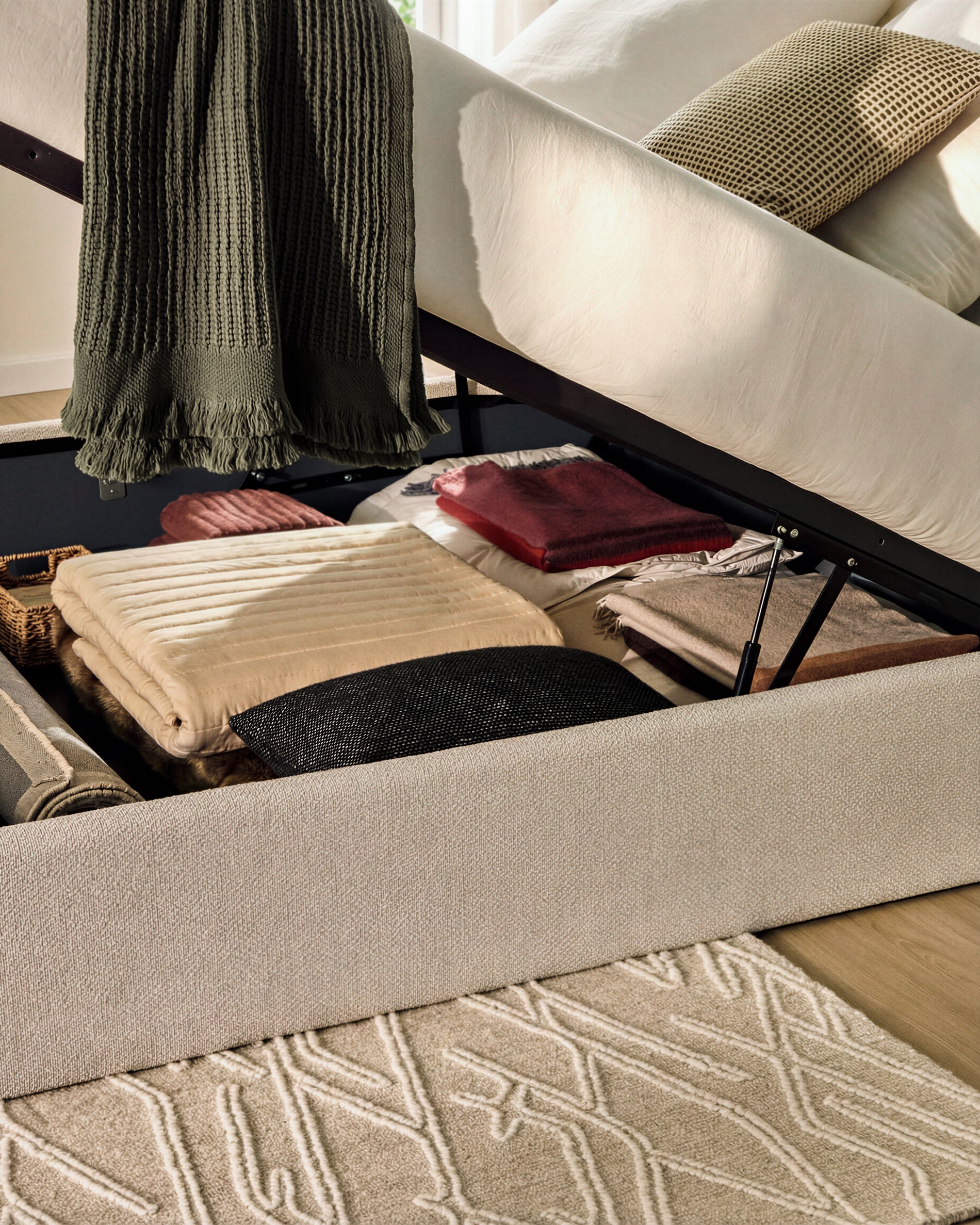 Abziehbares, aufklappbares Bett mit Stauraum Nelzi für Matratzengröße 160 x 200 cm in ecrufarbener Chenille, 100 % FSC in Ecru präsentiert im Onlineshop von KAQTU Design AG. Bett ist von Kave Home