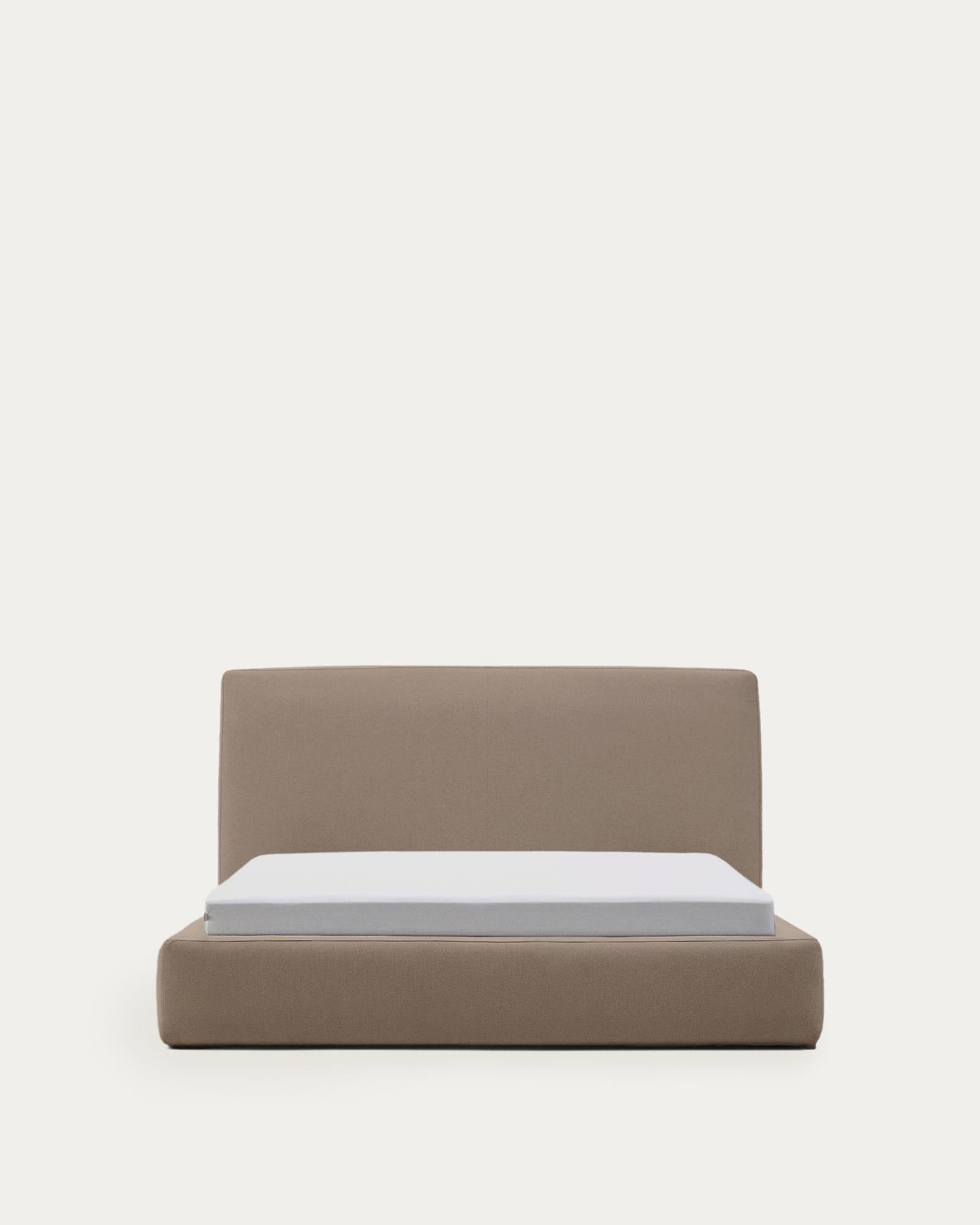 Abziehbares Bett Blok in Braun für Matratzengrösse 160 x 200 cm, FSC Mix Credit in Hellbraun präsentiert im Onlineshop von KAQTU Design AG. Bett ist von Kave Home