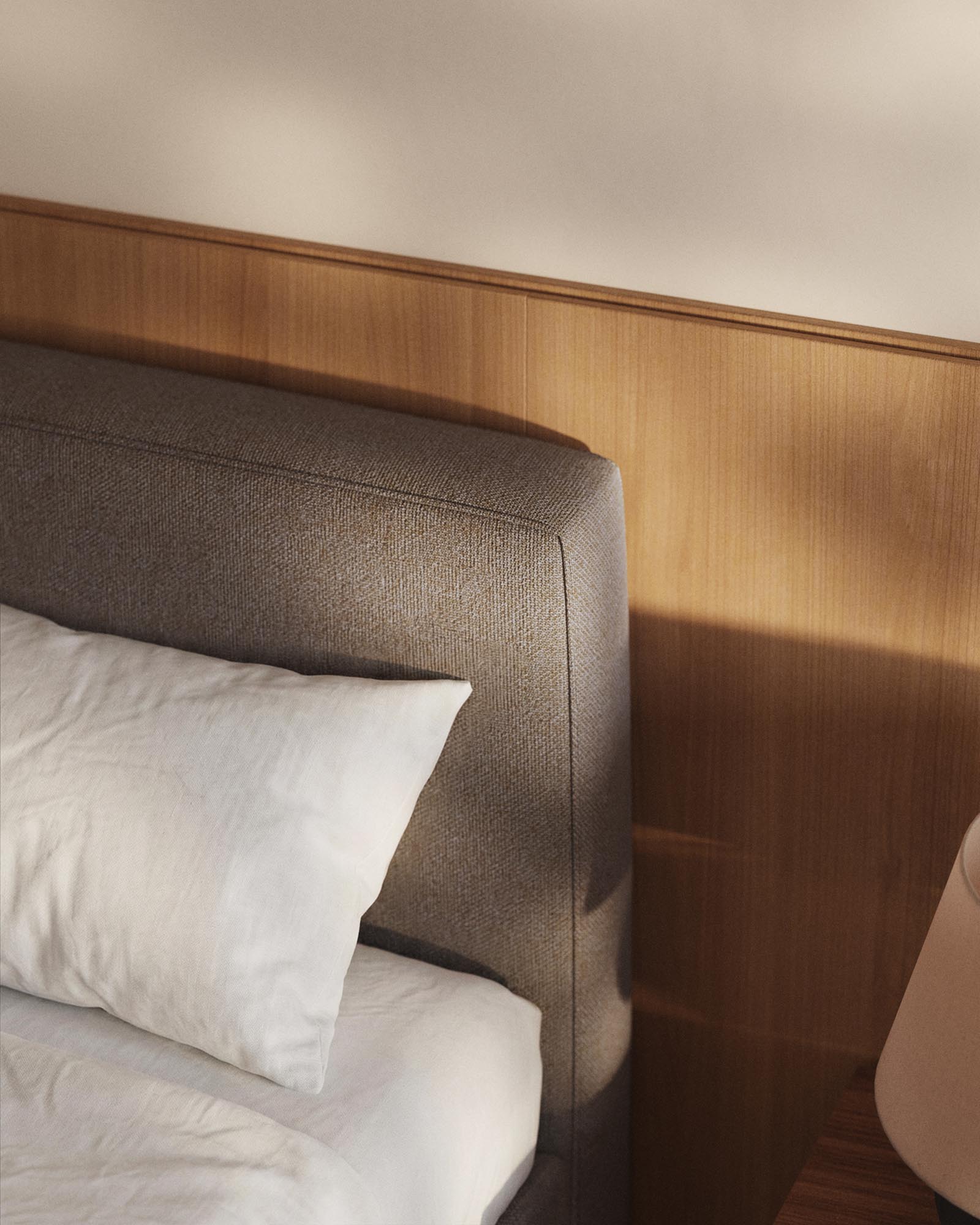 Stylisches abziehbares Bett Blok in sanftem Braun, passend für 160 x 200 cm Matratzen, nachhaltig produziert mit FSC Mix Credit von Kave Home.