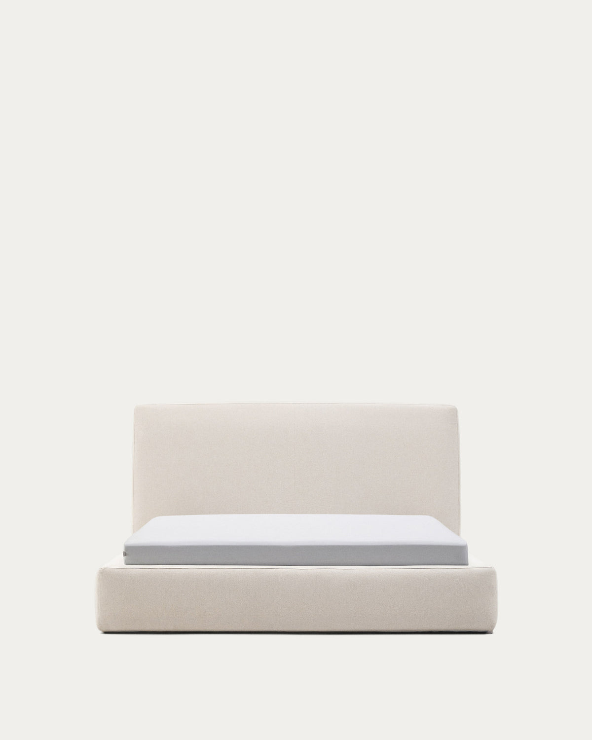 Abziehbares Bett Blok écru für eine 160 x 200 cm grosse Matratze FSC Mix Credit in Ecru präsentiert im Onlineshop von KAQTU Design AG. Bett ist von Kave Home