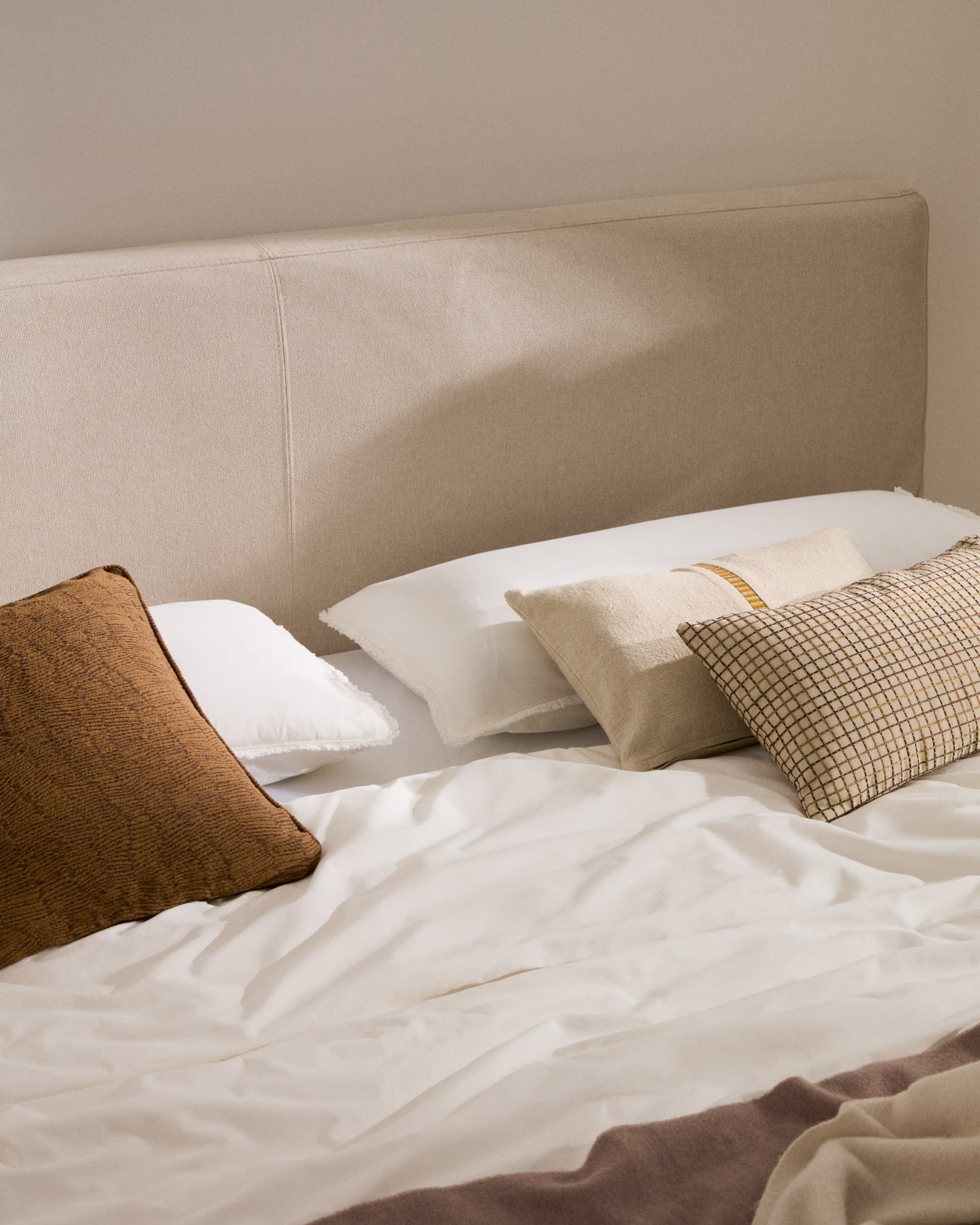 Elegantes Bett Blok in Beige, abziehbar, passend für 160x200 cm Matratzen, FSC Mix Credit zertifiziert, von Kave Home.