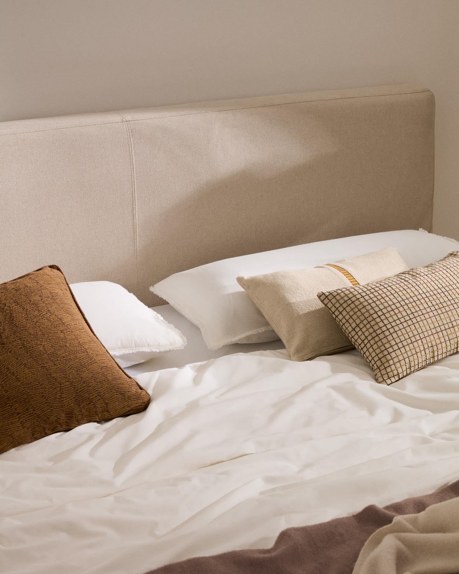 Stilvolles, abziehbares Bett Blok in Beige für 180x200 cm Matratzen. Hochwertige Materialien, pflegeleicht und umweltfreundlich.