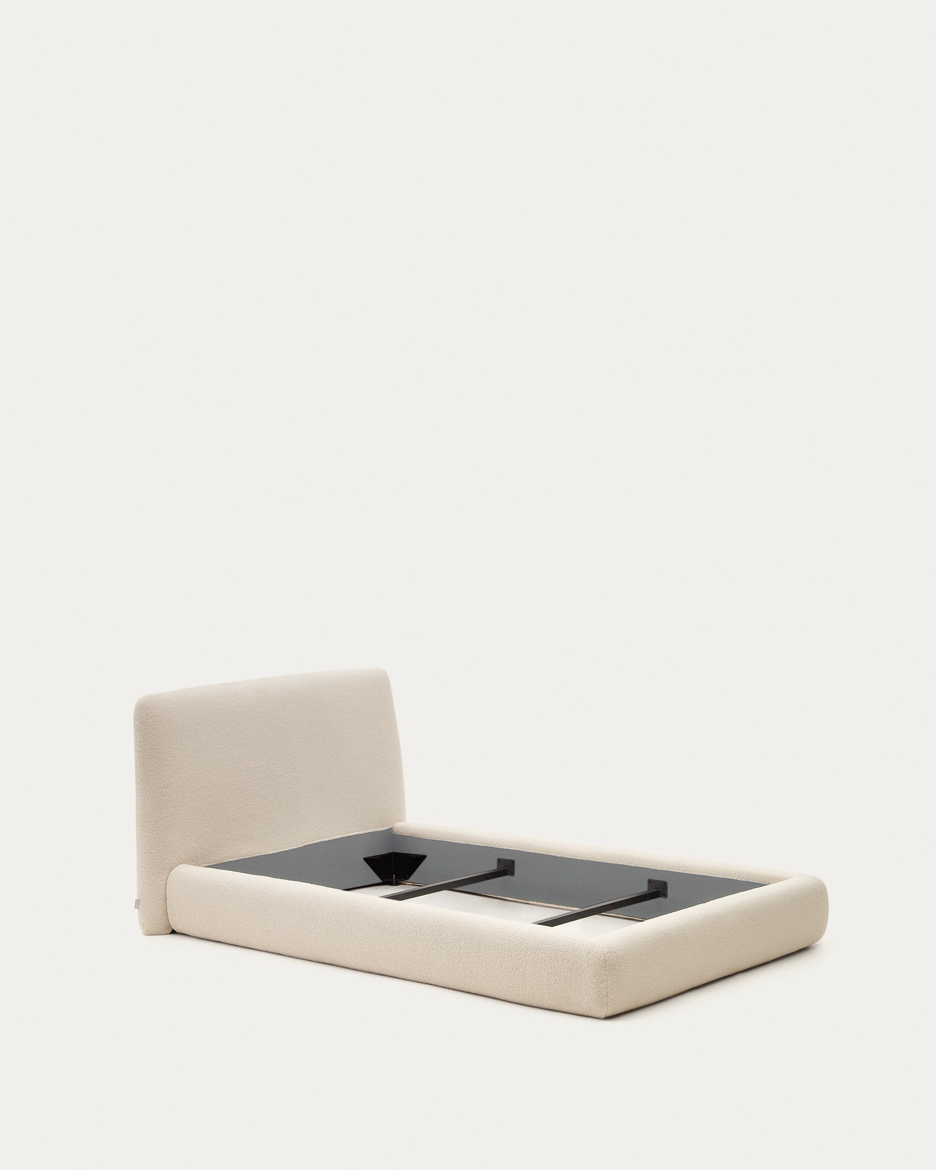 Elegantes Martina Bett mit abnehmbarem Bouclé-Bezug in Ecru, passend für 90x200 cm Matratzen, FSC-zertifiziert von Kave Home.