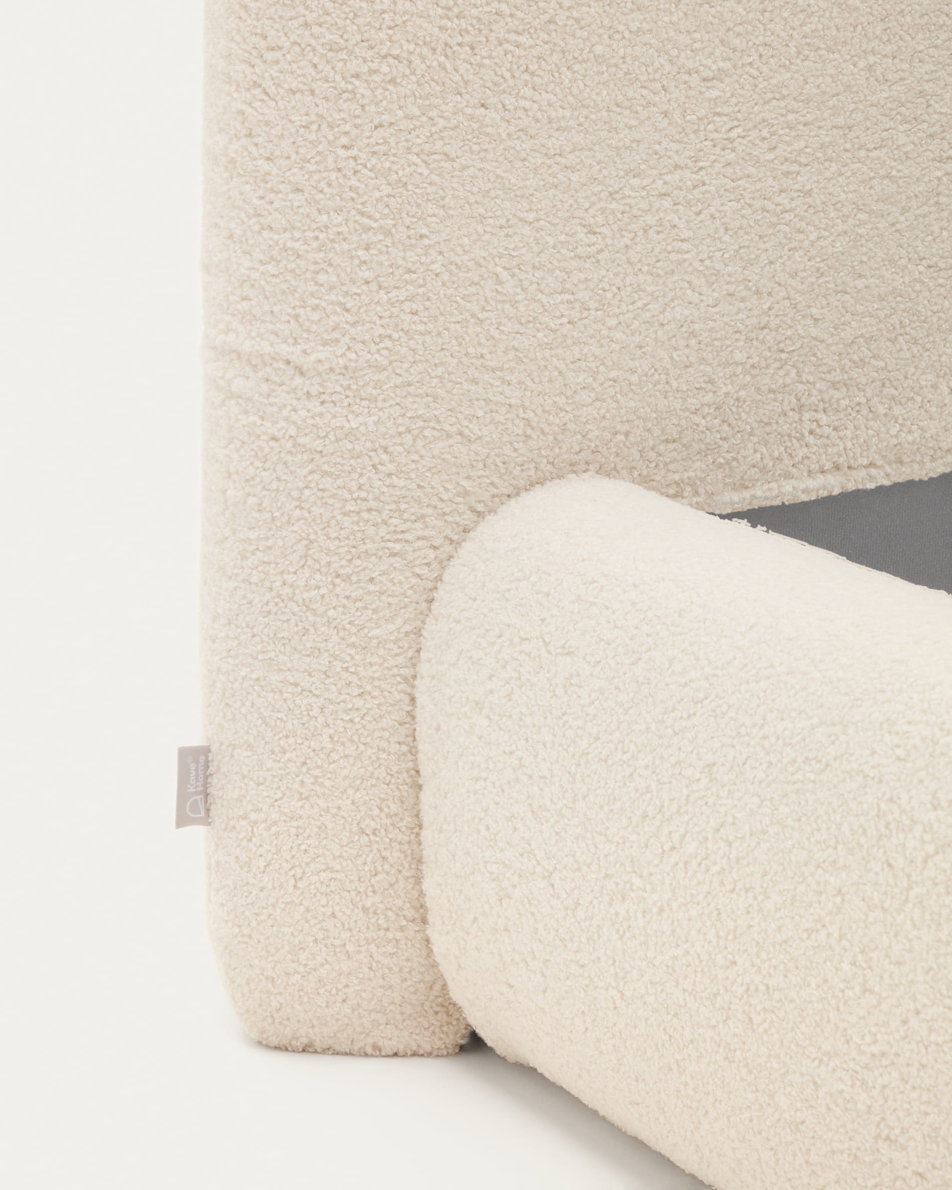 Stilvolles Martina Bett in Ecru mit luxuriösem Bouclé-Bezug, abnehmbar und pflegeleicht. Perfekt für 90 x 200 cm Matratzen, nachhaltig von Kave Home.