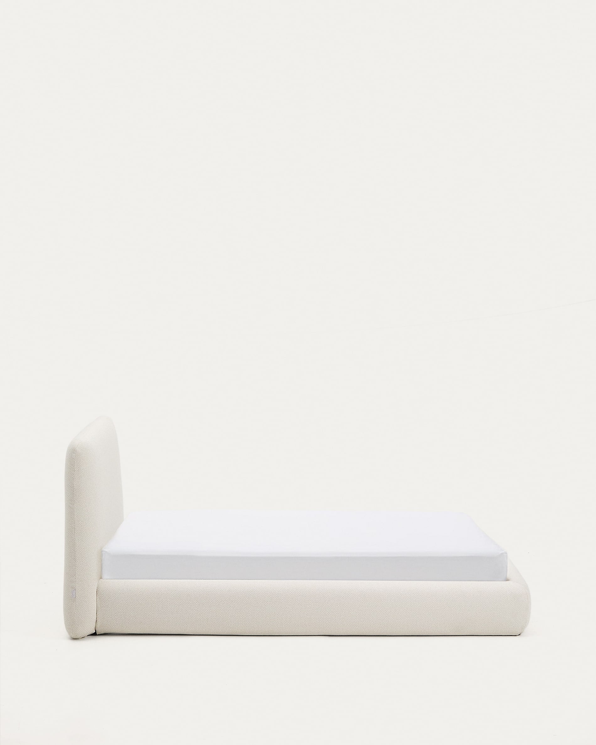 Erleben Sie das stilvolle Bett Martina von Kave Home. Der abziehbare Bezug aus ecrufarbener Chenille sorgt für Komfort und einfache Pflege – ideal für Ihr Schlafzimmer!