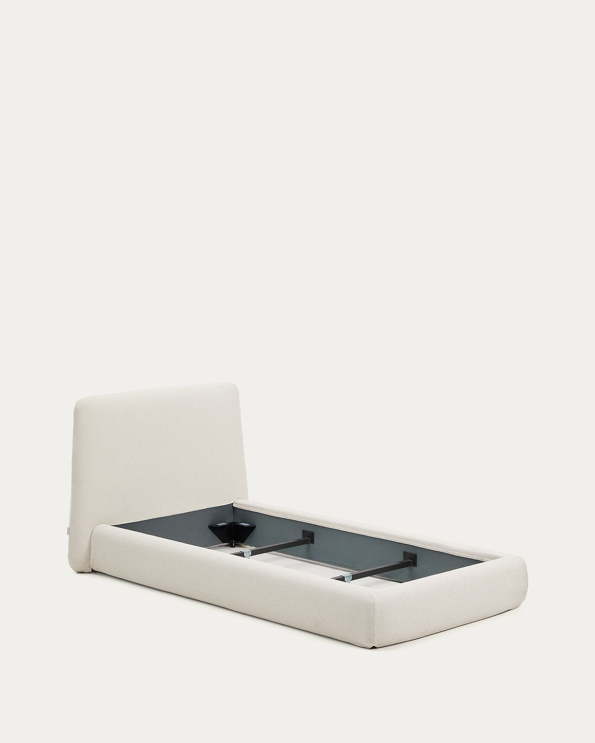 Entdecken Sie das elegante Bett Martina von Kave Home. Mit abziehbarem Bezug aus ecrufarbener Chenille vereint es Komfort und Pflegeleichtigkeit für Ihr Schlafzimmer.