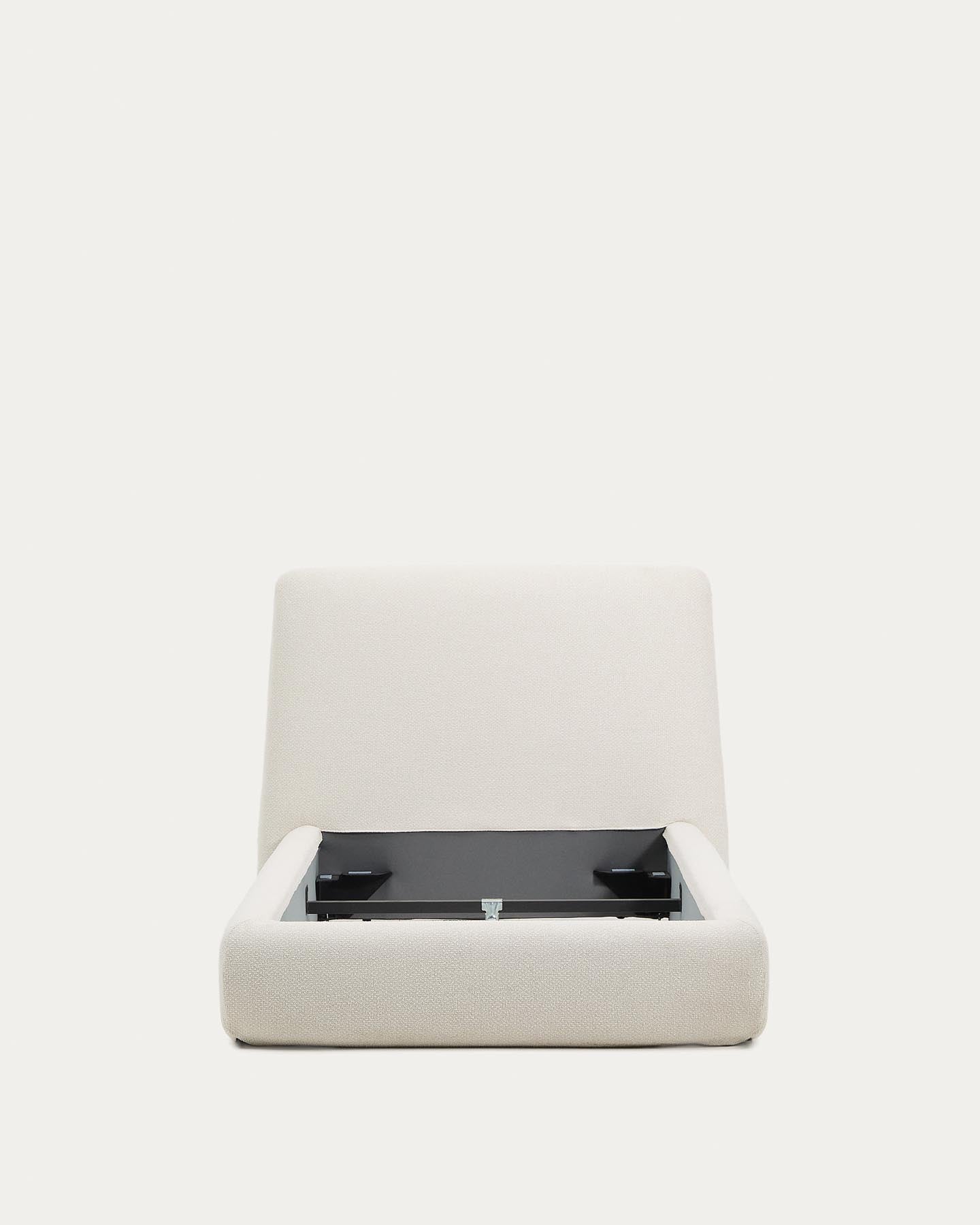 Erleben Sie das stilvolle Bett Martina von Kave Home. Mit abnehmbarem Bezug aus ecrufarbener Chenille bietet es höchsten Schlafkomfort und einfache Pflege.