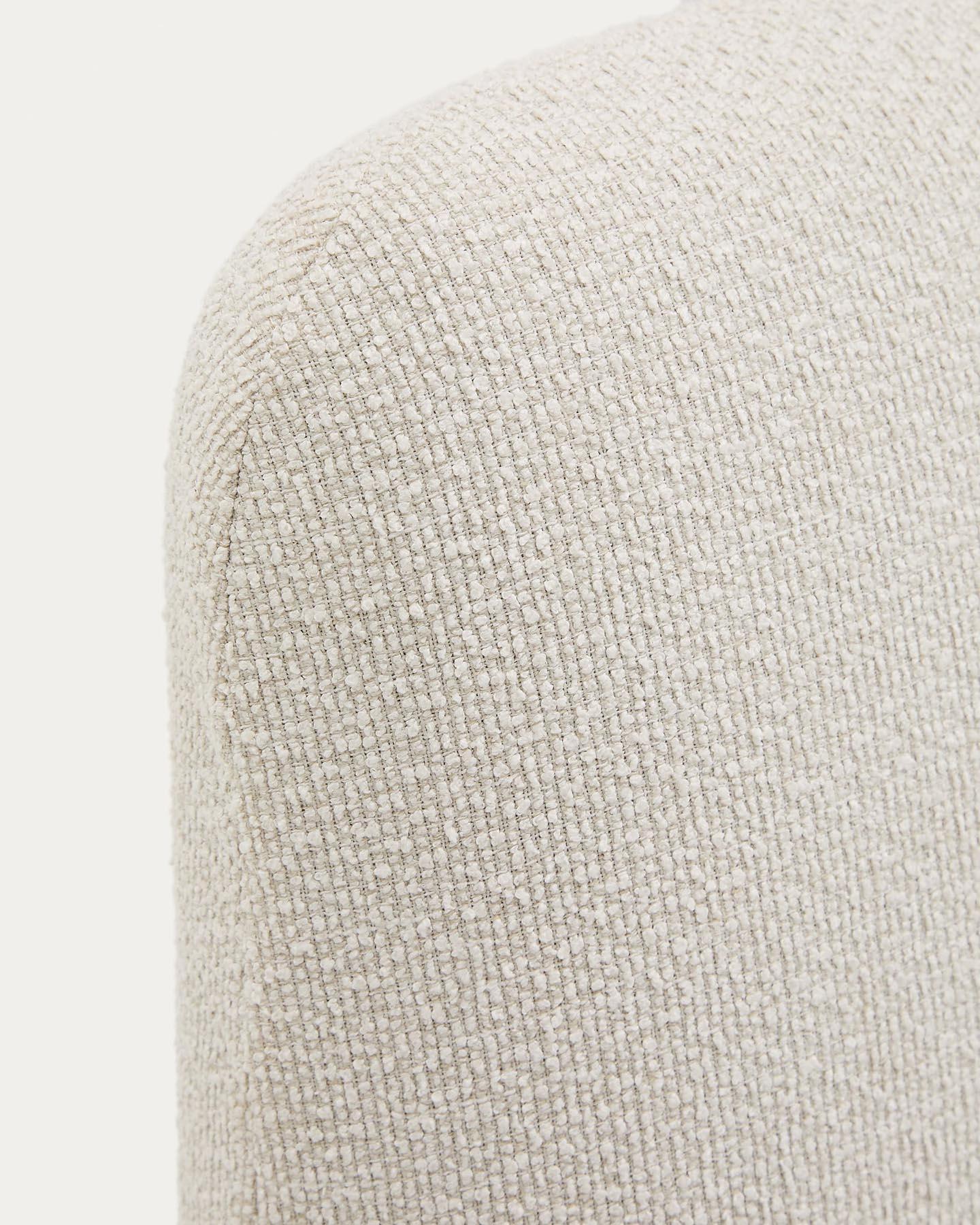 Erleben Sie das stilvolle Bett Martina von Kave Home. Mit abziehbarem Chenille-Bezug in Ecru für 90 x 200 cm, ideal für Komfort und Pflegeleichtigkeit.