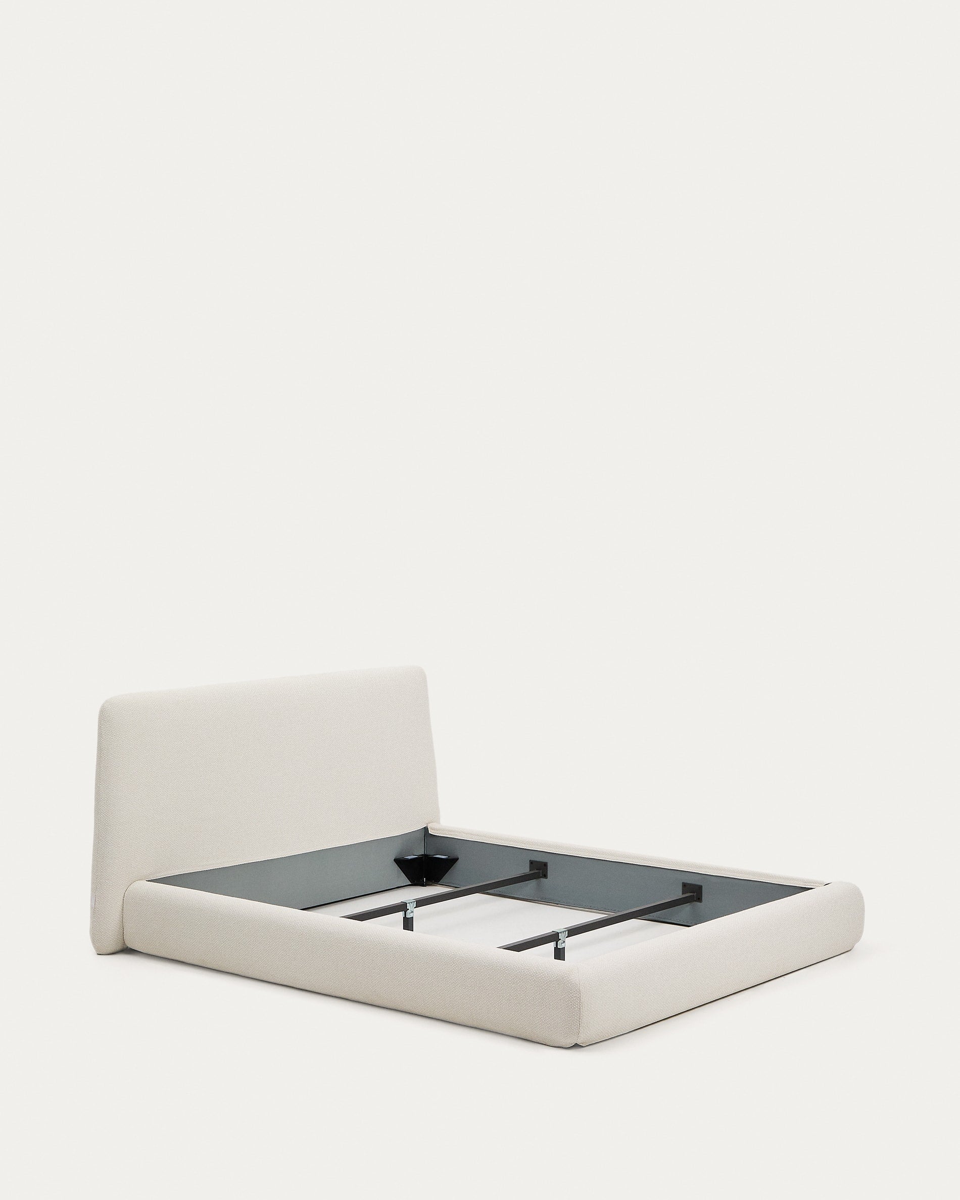 Entdecken Sie das elegante Bett Martina von Kave Home, das mit seinem abziehbaren ecrufarbenen Chenille-Bezug und der großzügigen Größe von 160 x 200 cm höchsten Schlafkomfort bietet.