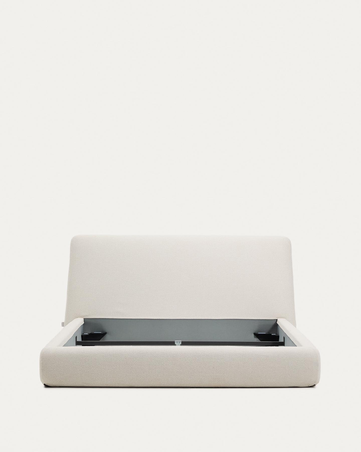 Erleben Sie das abziehbare Bett Martina von Kave Home: Stilvolles Design, pflegeleichter Chenille-Bezug und großzügige 160 x 200 cm für erholsame Nächte.