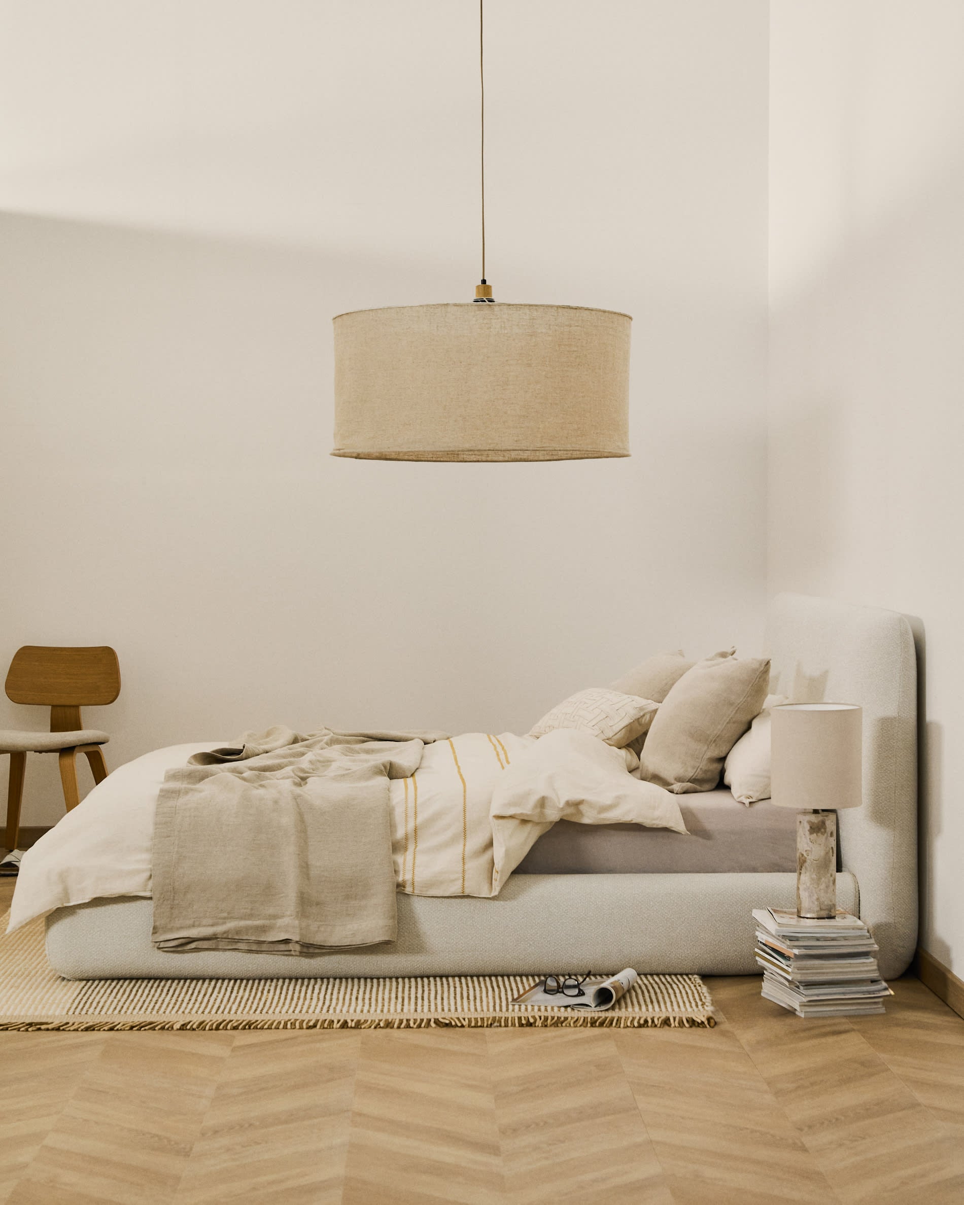 Entdecken Sie das elegante abziehbare Bett Martina von Kave Home, bezogen mit hochwertigem ecrufarbenem Chenille, ideal für 160 x 200 cm Matratzen.