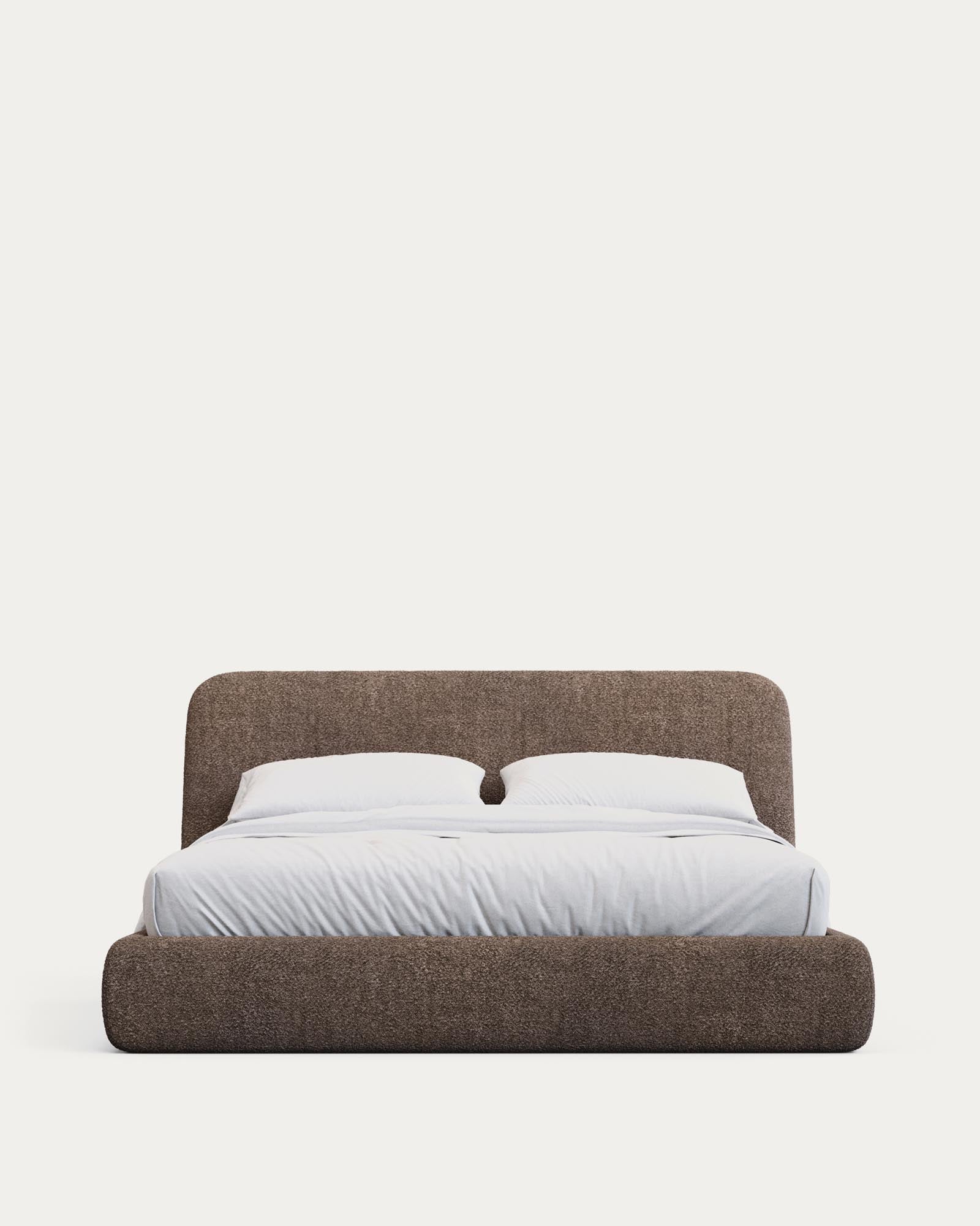Abziehbares Bett Martina mit braunem Lammfellimitat für Matratzengrösse 180 x 200 cm, FSC Mix Credit in Hellbraun präsentiert im Onlineshop von KAQTU Design AG. Bett ist von Kave Home