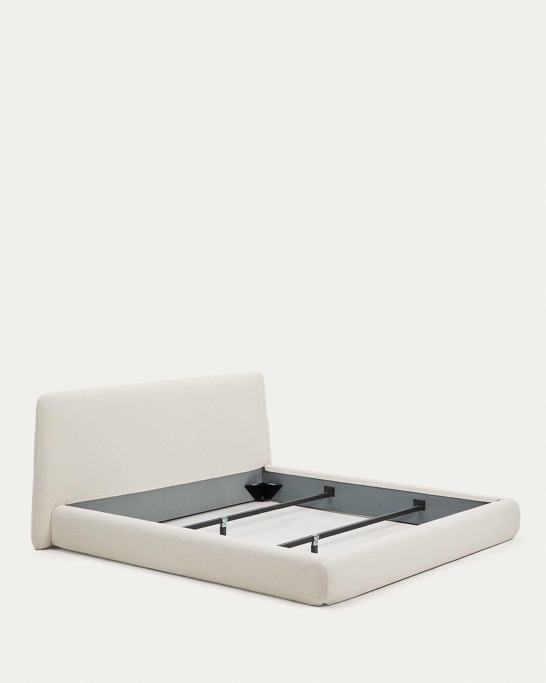 Entdecken Sie das elegante Bett Martina von Kave Home, gefertigt aus weicher ecrufarbener Chenille. Perfekt für 180 x 200 cm Matratzen, bietet es höchsten Schlafkomfort und ein modernes Design.