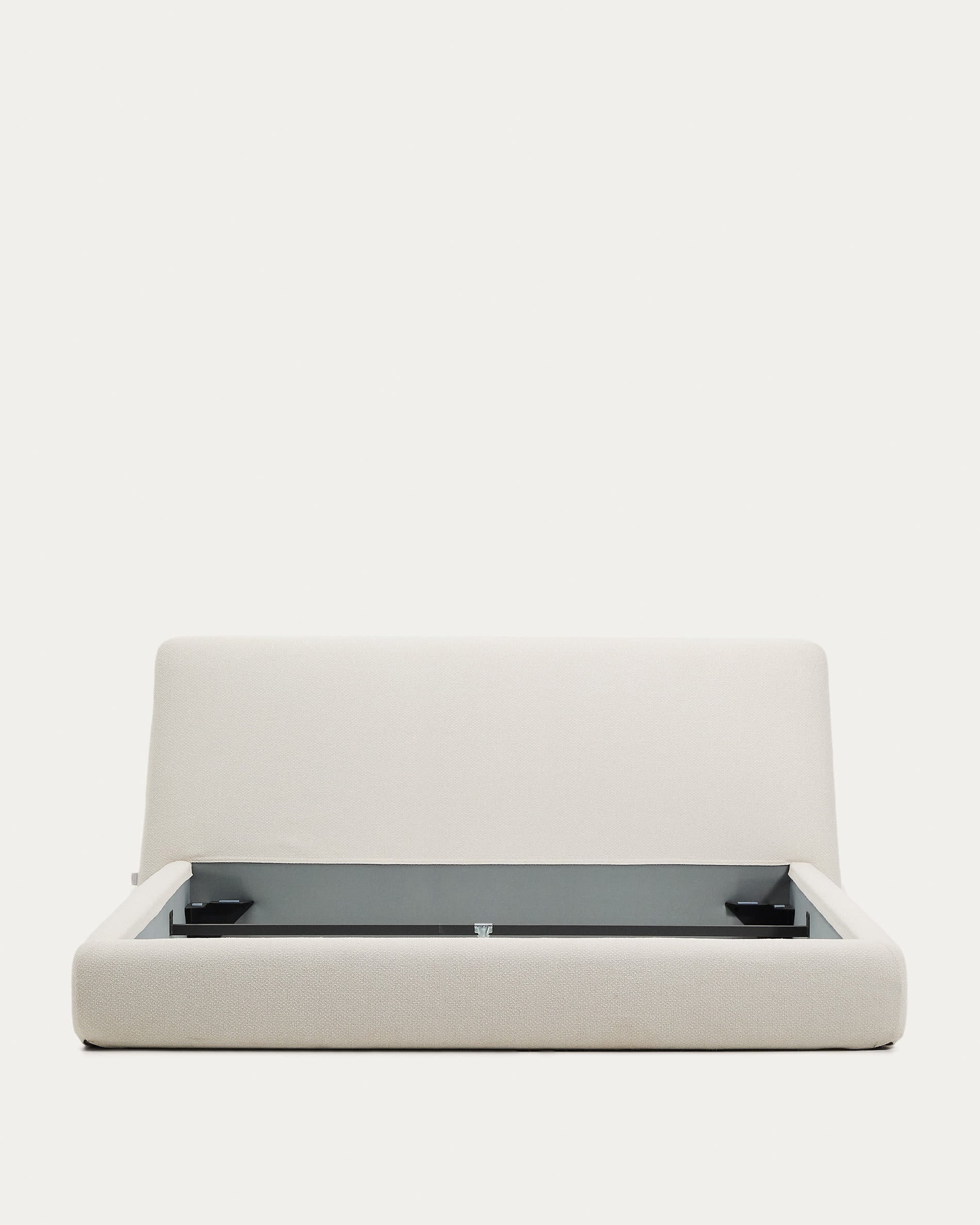 Erleben Sie das abziehbare Bett Martina von Kave Home in edler ecrufarbener Chenille. Ideal für 180 x 200 cm Matratzen, vereint es Stil und Komfort.