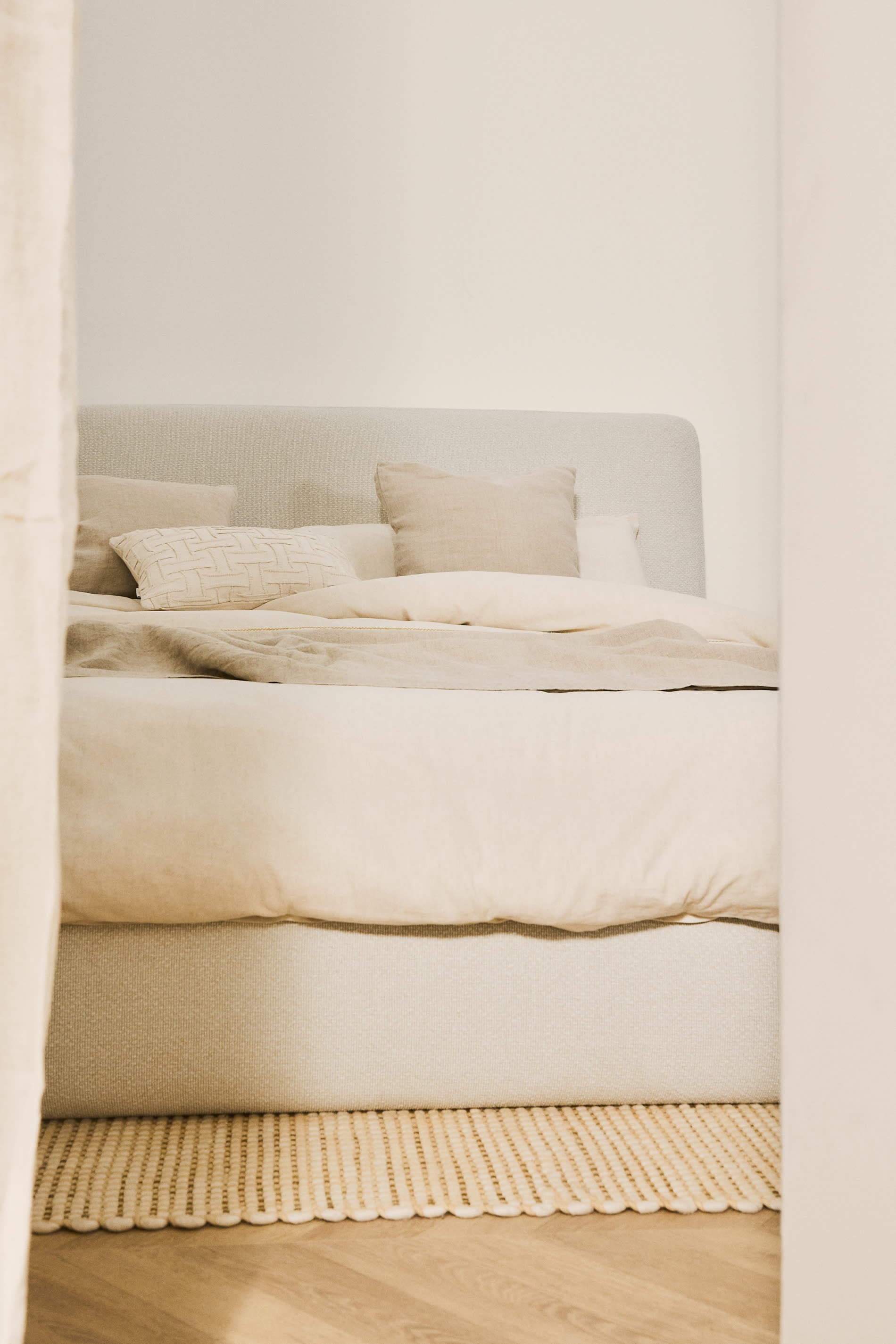 Entdecken Sie das elegante abziehbare Bett Martina von Kave Home in ecrufarbener Chenille, ideal für Matratzengröße 180 x 200 cm. Perfekt für stilvolle Schlafzimmer!