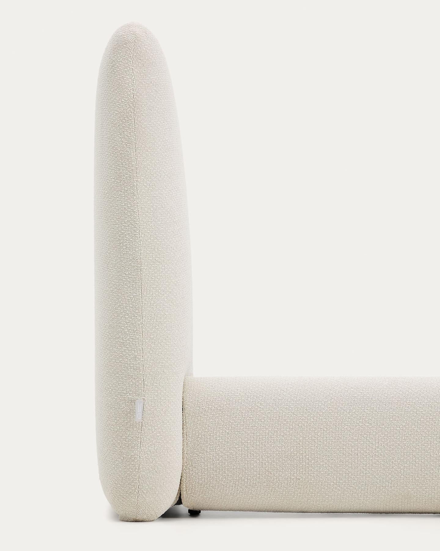 Entdecken Sie das elegante Bett Martina von Kave Home, gefertigt aus weicher ecrufarbener Chenille. Perfekt für 180 x 200 cm Matratzen, bietet es höchsten Schlafkomfort und ein modernes Design.