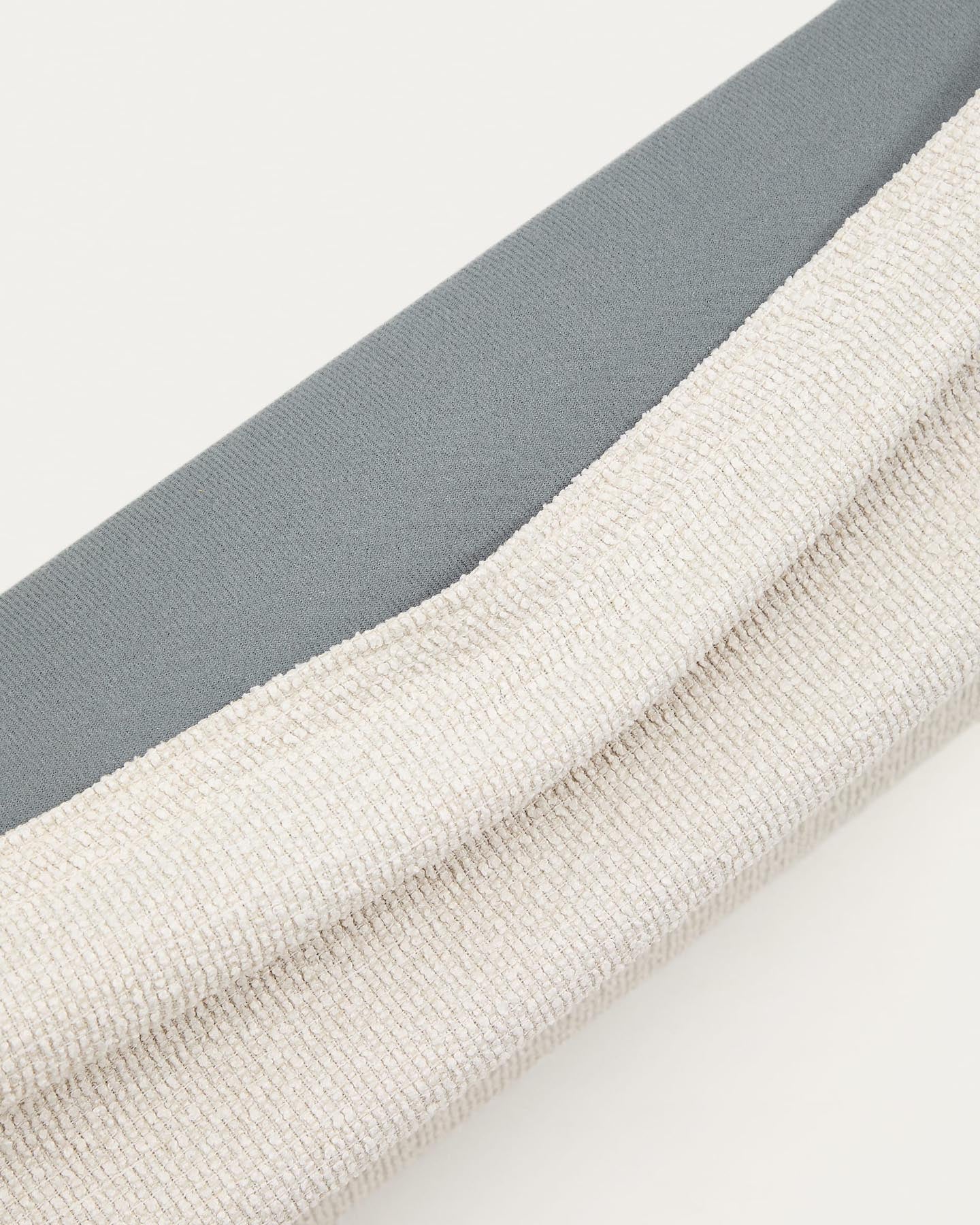 Gestalten Sie Ihr Schlafzimmer mit dem stilvollen Betrahmenbezug Martina aus edlem ecrufarbenem Chenille. Perfekt für 180 x 200 cm Matratzen.