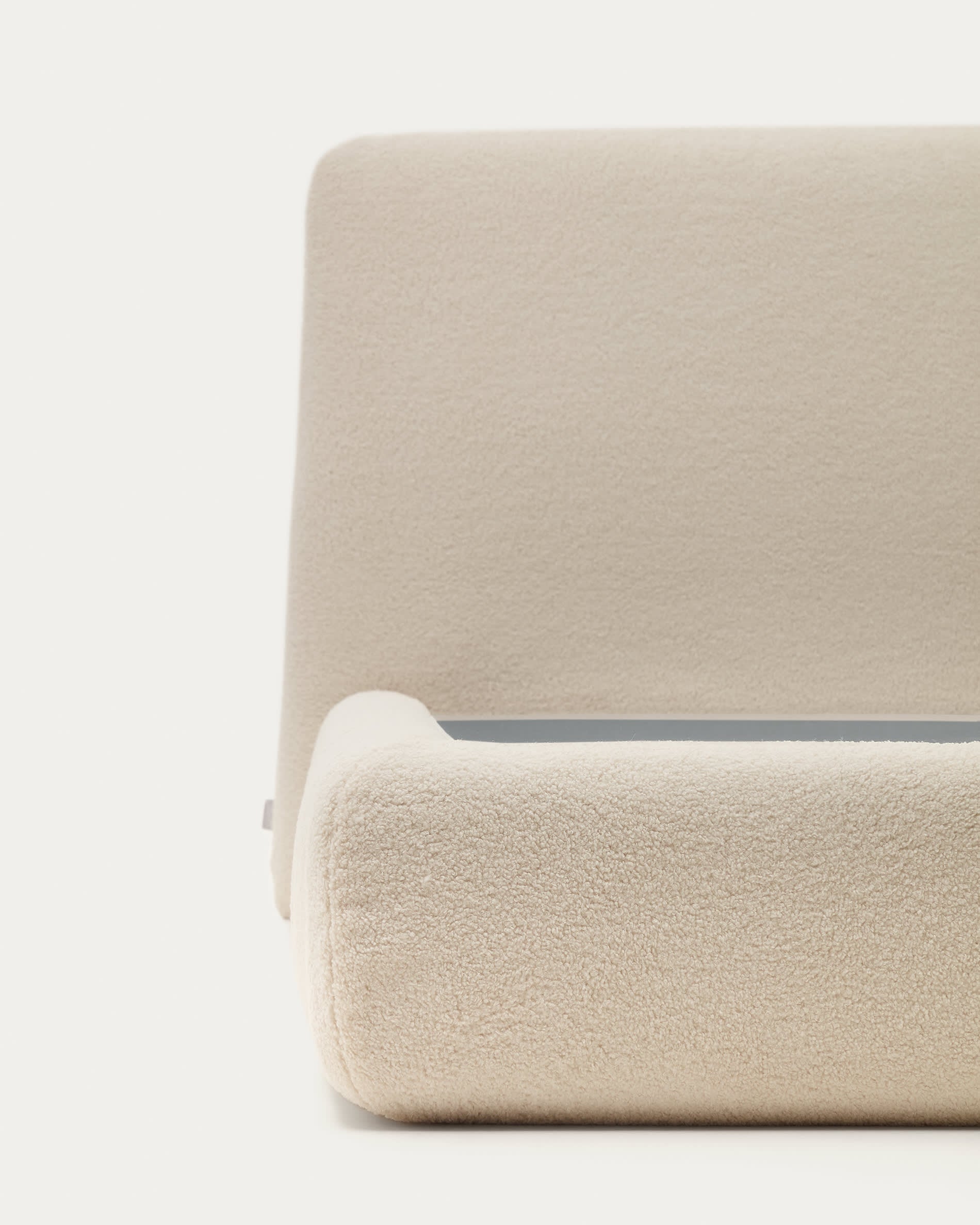 Eleganter Bouclé-Bezug in Ecru für das Martina Bett, ideal für 90 x 200 cm Matratzen. Verleiht Ihrem Schlafzimmer Stil und Komfort.