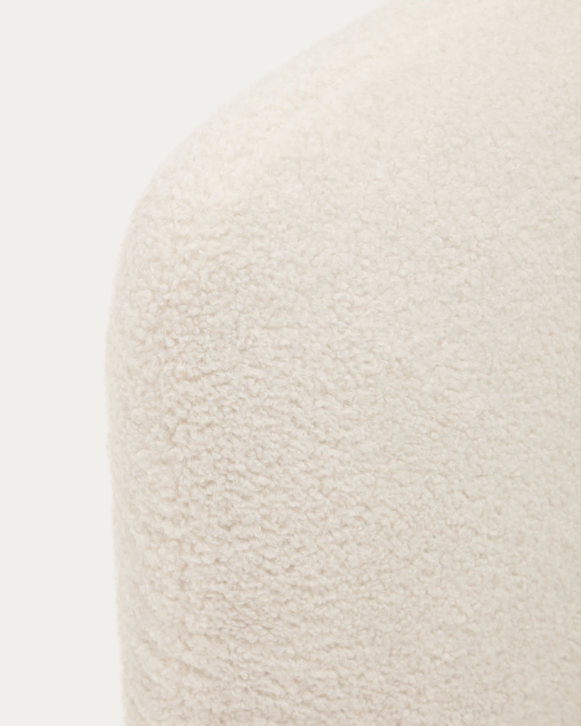 Stilvoller Bouclé-Bezug in Ecru für das Martina Bett, passend für 90 x 200 cm Matratzen. Perfekt für ein modernes und einladendes Schlafzimmer.