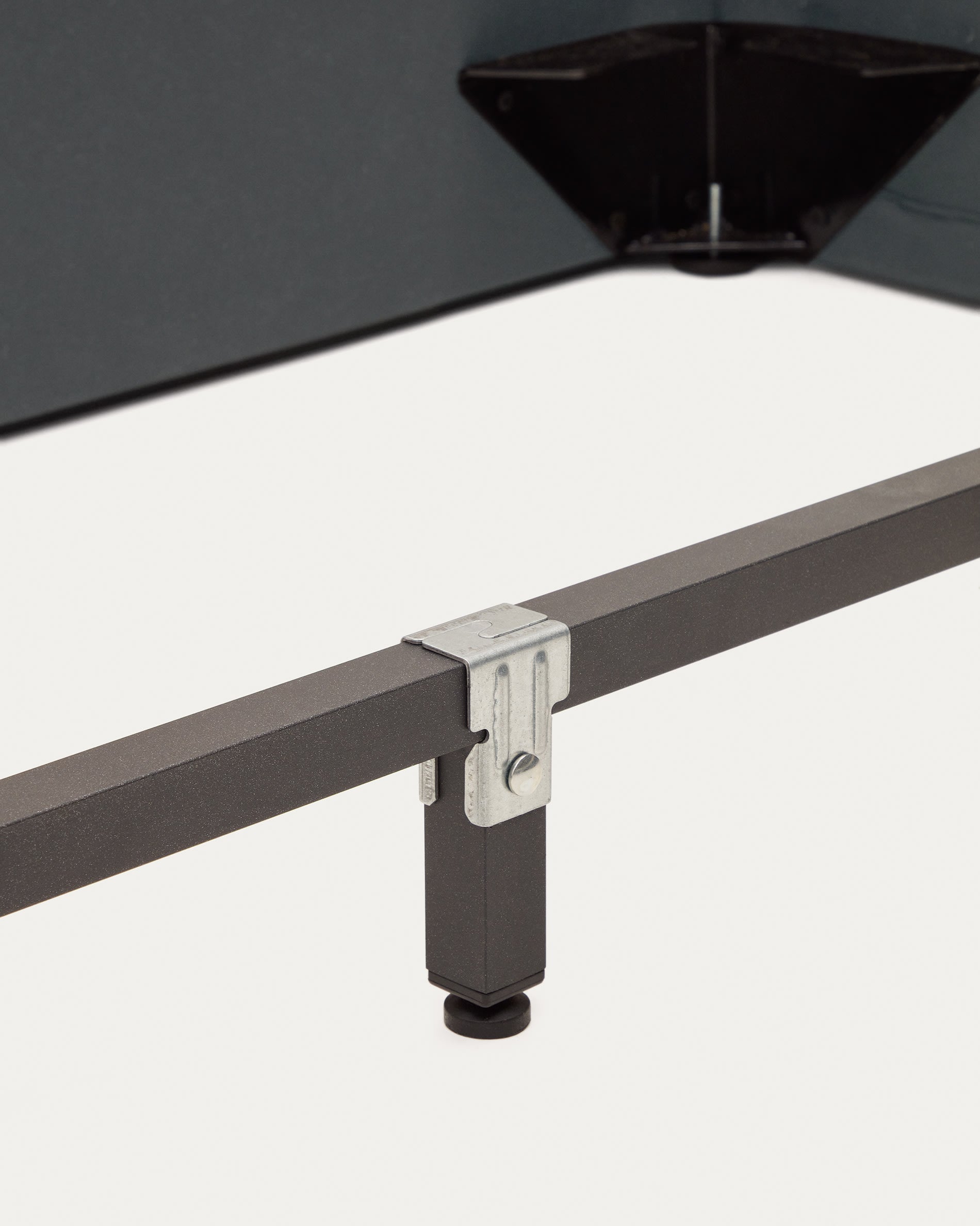 Stilvoller Bouclé-Bezug in Ecru für das Martina Bett, passend für 90 x 200 cm Matratzen. Bringt Eleganz und Komfort in Ihr Schlafzimmer.