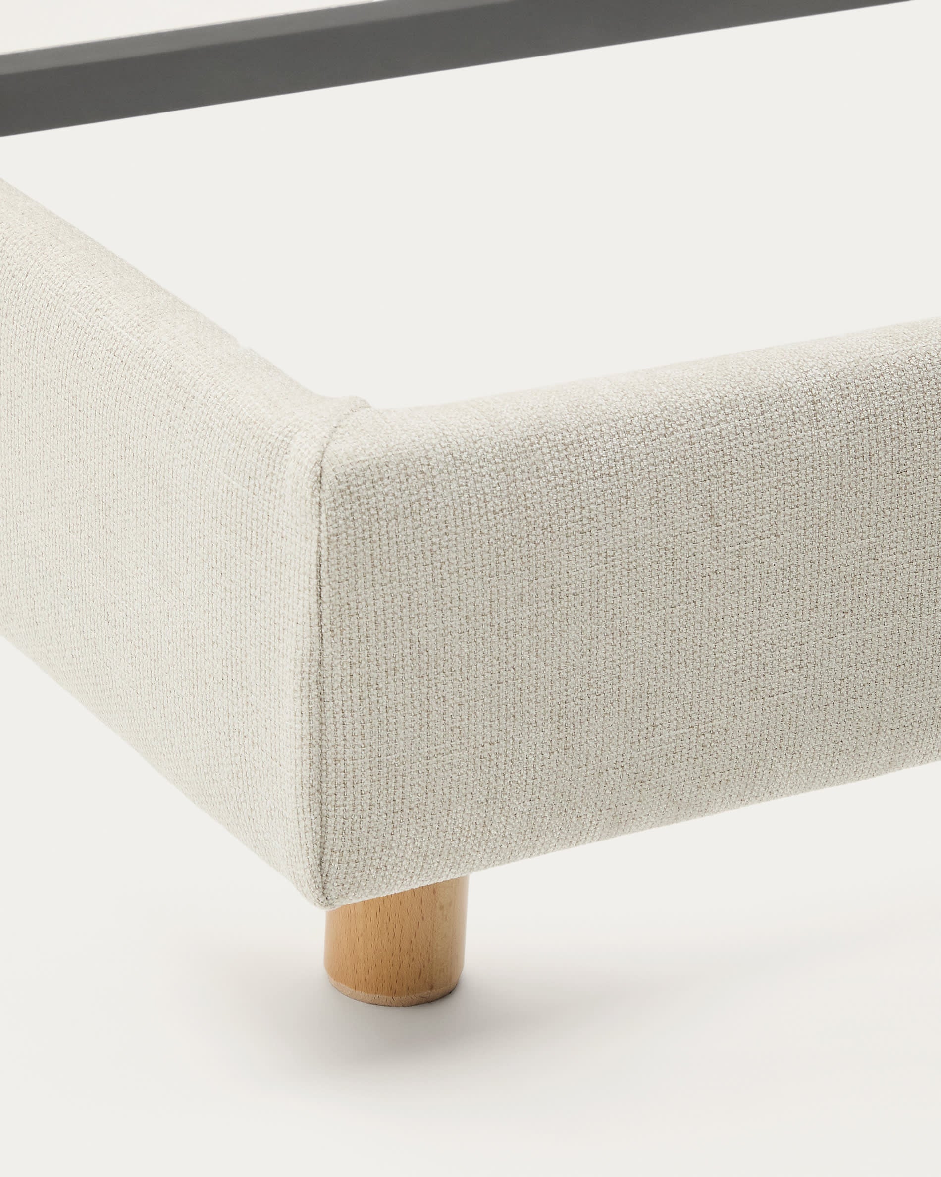 Entdecken Sie das elegante Valma Bett mit abziehbarem Bezug aus perlfarbener Chenille und stabilen Buchenholzbeinen – ideal für modernes Wohnen.