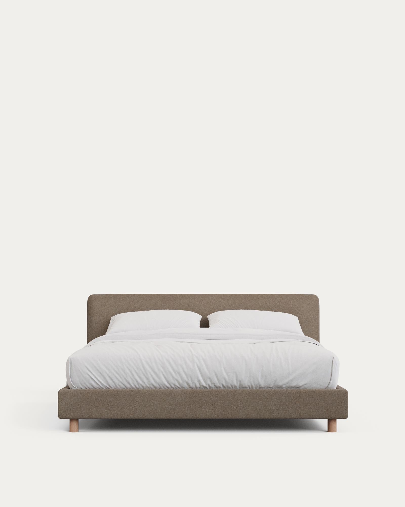 Abziehbares Bett Valma mit brauner Chenille und Beinen aus massivem Buchenholz für Matratzengrösse 160 x 200 cm in Hellbraun präsentiert im Onlineshop von KAQTU Design AG. Bett ist von Kave Home