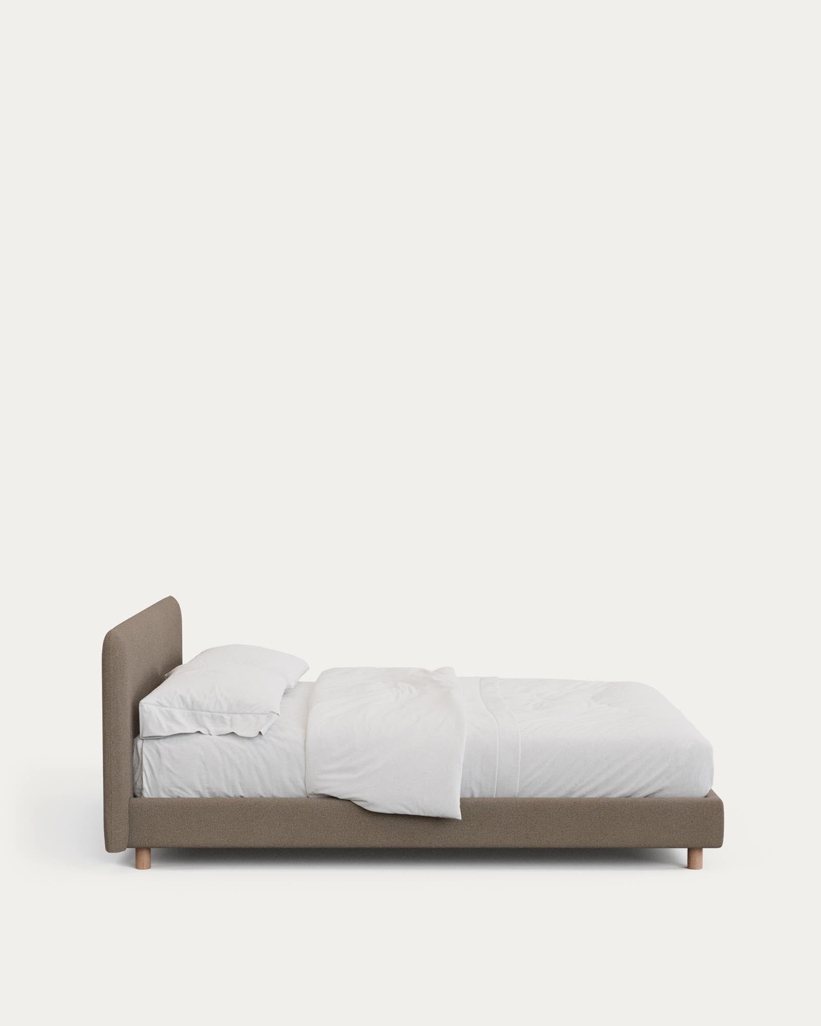 Stylisches Bett Valma mit abziehbarem Bezug aus brauner Chenille und robusten Buchenholzbeinen, passend für Matratzengröße 160 x 200 cm.