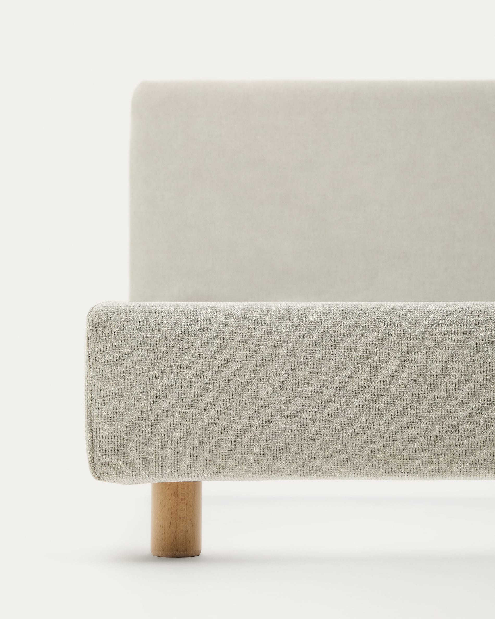 Stilvolles Valma Bett aus luxuriöser Chenille, abziehbar und pflegeleicht. Robuste Buchenholzbeine für Stabilität, ideal für 160x200 cm Matratzen.