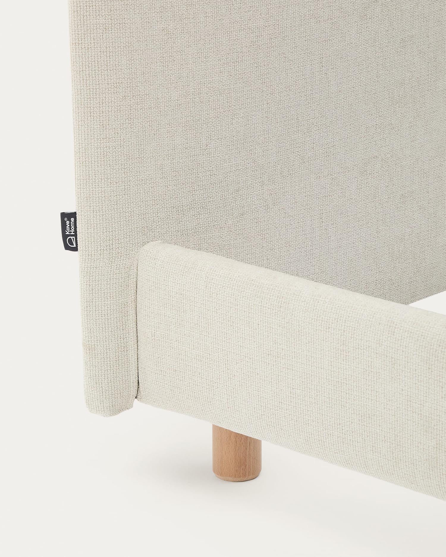 Elegantes Valma Bett von Kave Home: Abziehbarer Chenille-Bezug, pflegeleicht und luxuriös. Massivholzbeine aus Buche für Stabilität und Stil.