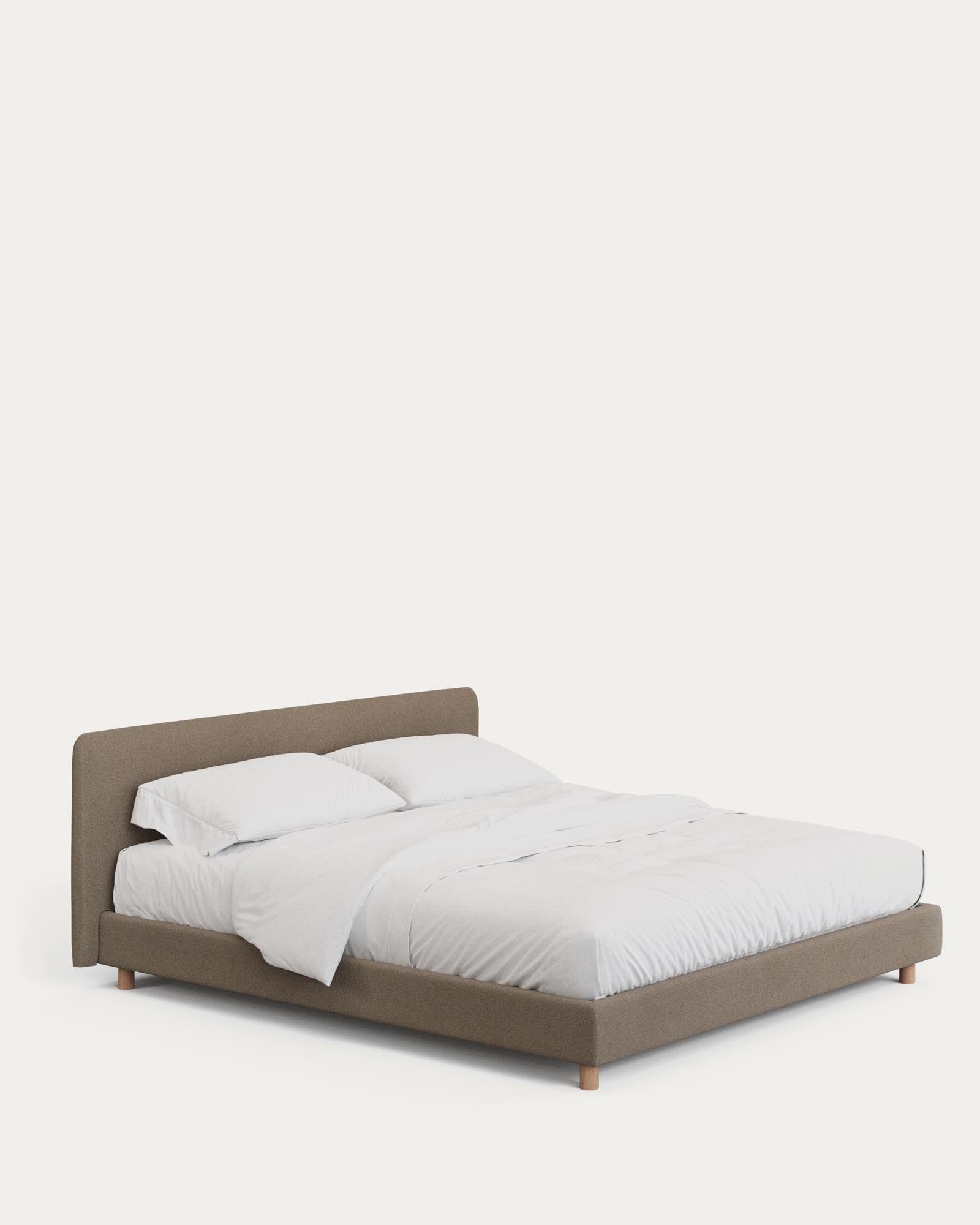 Stylisches Bett Valma mit abziehbarem Bezug aus brauner Chenille und robusten Buchenholzbeinen, passend für 180 x 200 cm Matratzen.