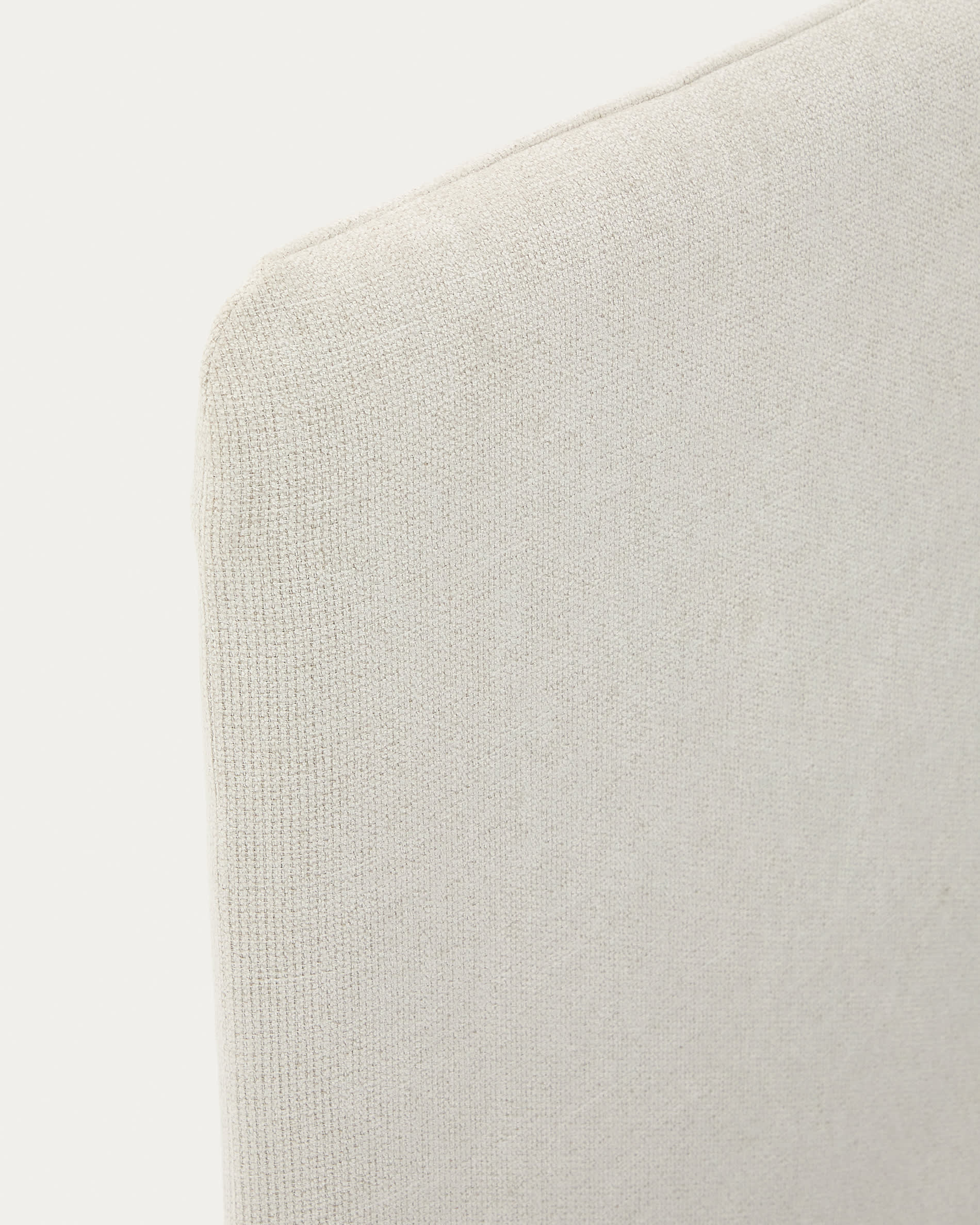 Elegantes Bett Valma aus perlfarbener Chenille, abziehbar für einfache Reinigung. Massivholzbeine sorgen für Stabilität und zeitloses Design.