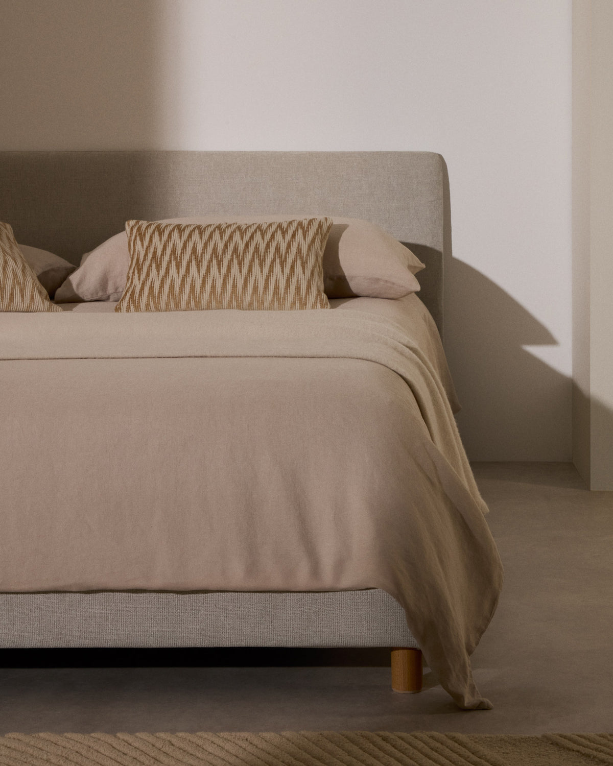 Kopfteilüberzug Valma aus perlfarbener Chenille für Betten bis 160 cm Breite in Perle präsentiert im Onlineshop von KAQTU Design AG. Zubehör Bett ist von Kave Home
