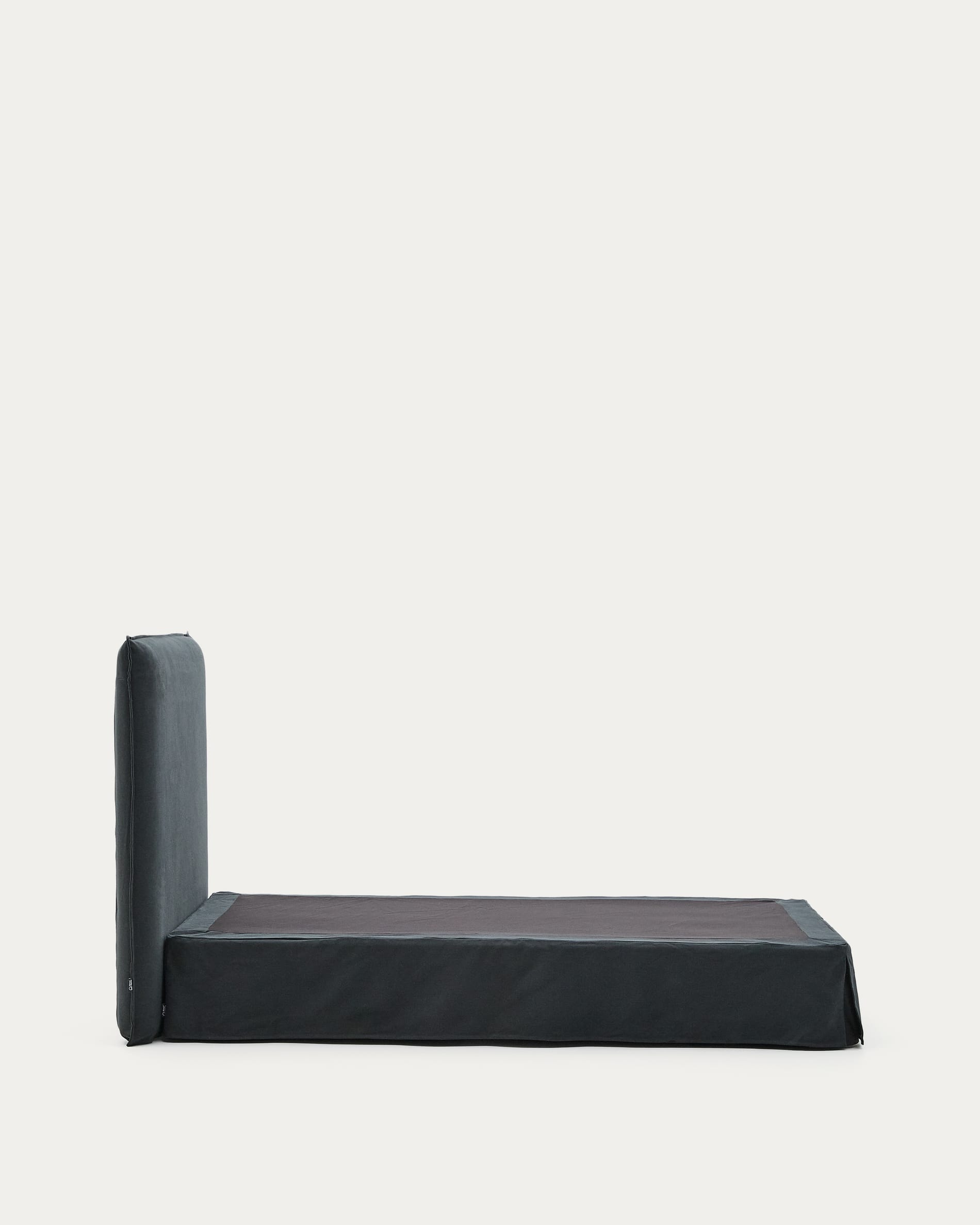 Stilvolles Bett Jaira in Anthrazitgrau, mit abnehmbarem Bezug aus Leinen und Baumwolle, ideal für 90x200cm Matratzen, von Kave Home.