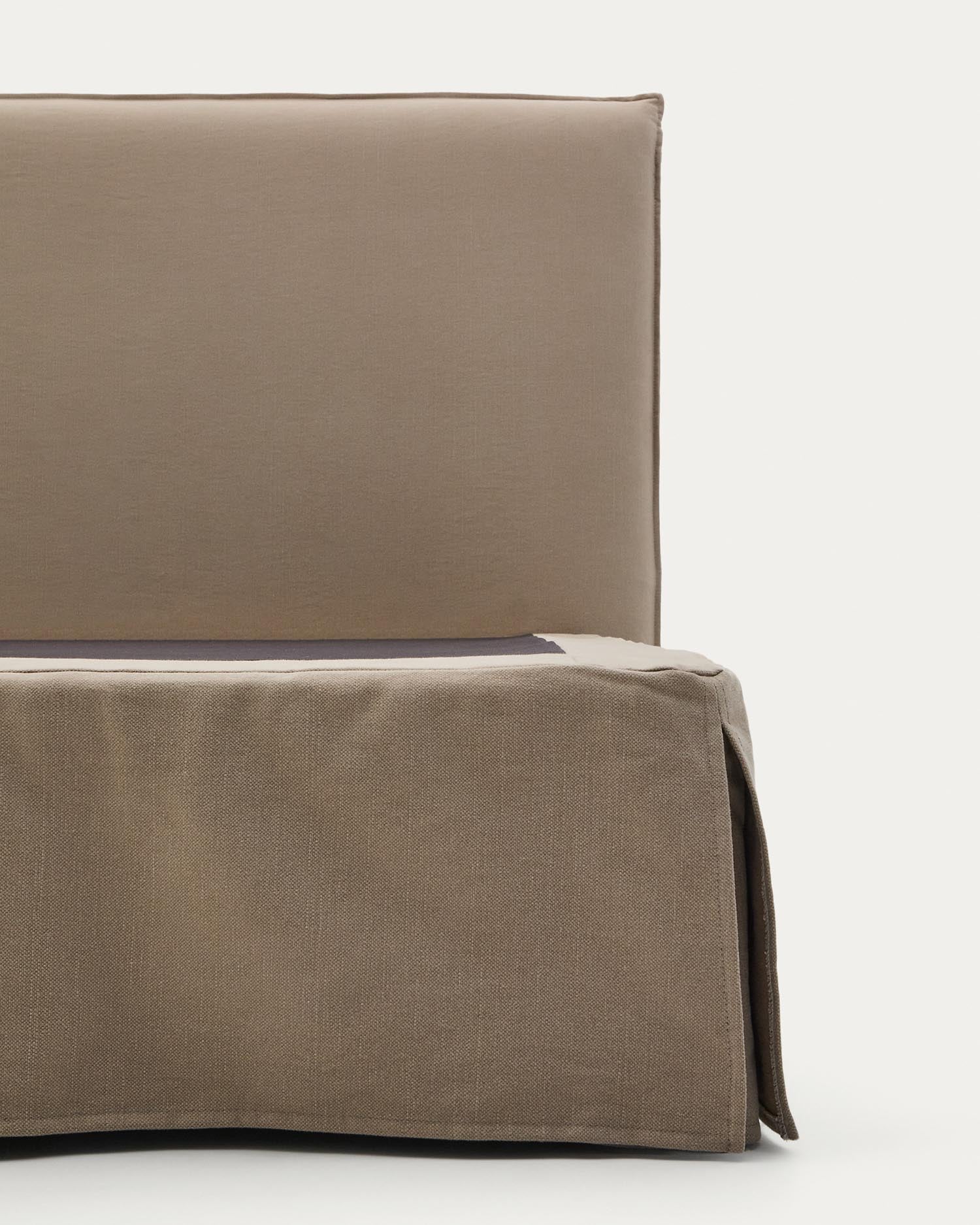 Entdecken Sie das elegante Bett Jaira in Taupe, gefertigt aus Leinen und Baumwolle. Ideal für 90x200 cm Matratzen, vereint es Komfort und Nachhaltigkeit.