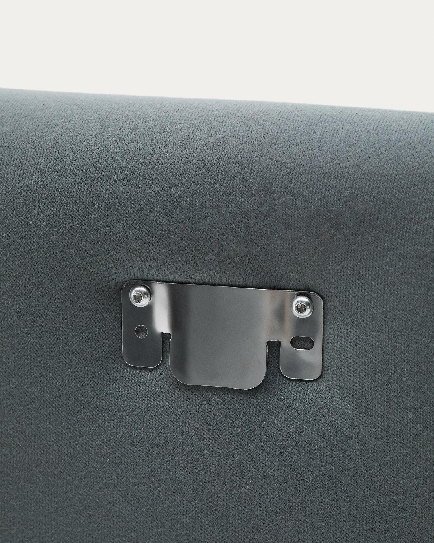 Erleben Sie das stilvolle Bett Jaira in Taupe, aus hochwertigem Leinen und Baumwolle. Perfekt für 90x200 cm Matratzen, bietet es Komfort und umweltfreundliches Design.