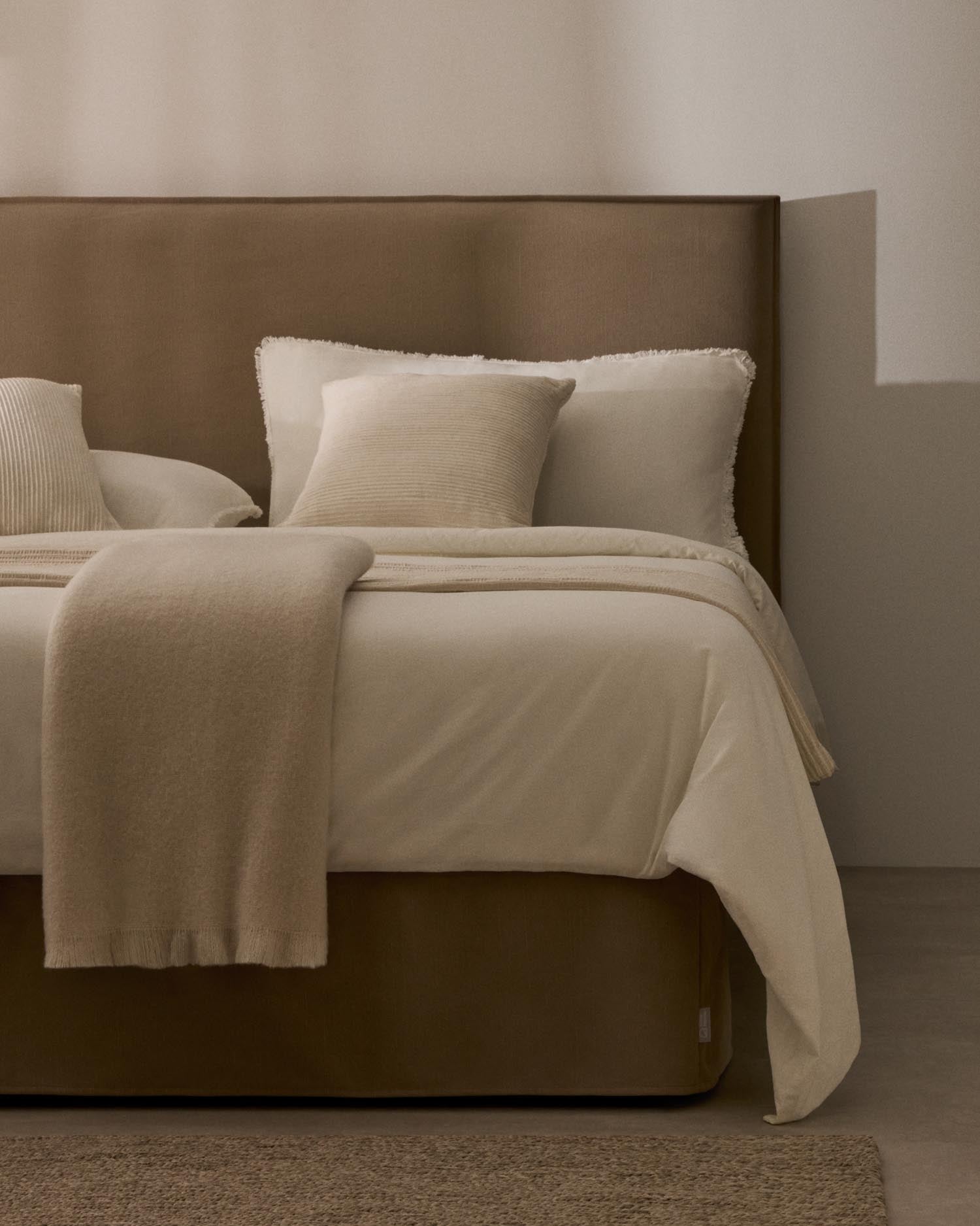Entdecken Sie das elegante Bett Jaira in Taupe, gefertigt aus Leinen und Baumwolle. Ideal für eine 90x200 cm Matratze, vereint es Komfort und Nachhaltigkeit.