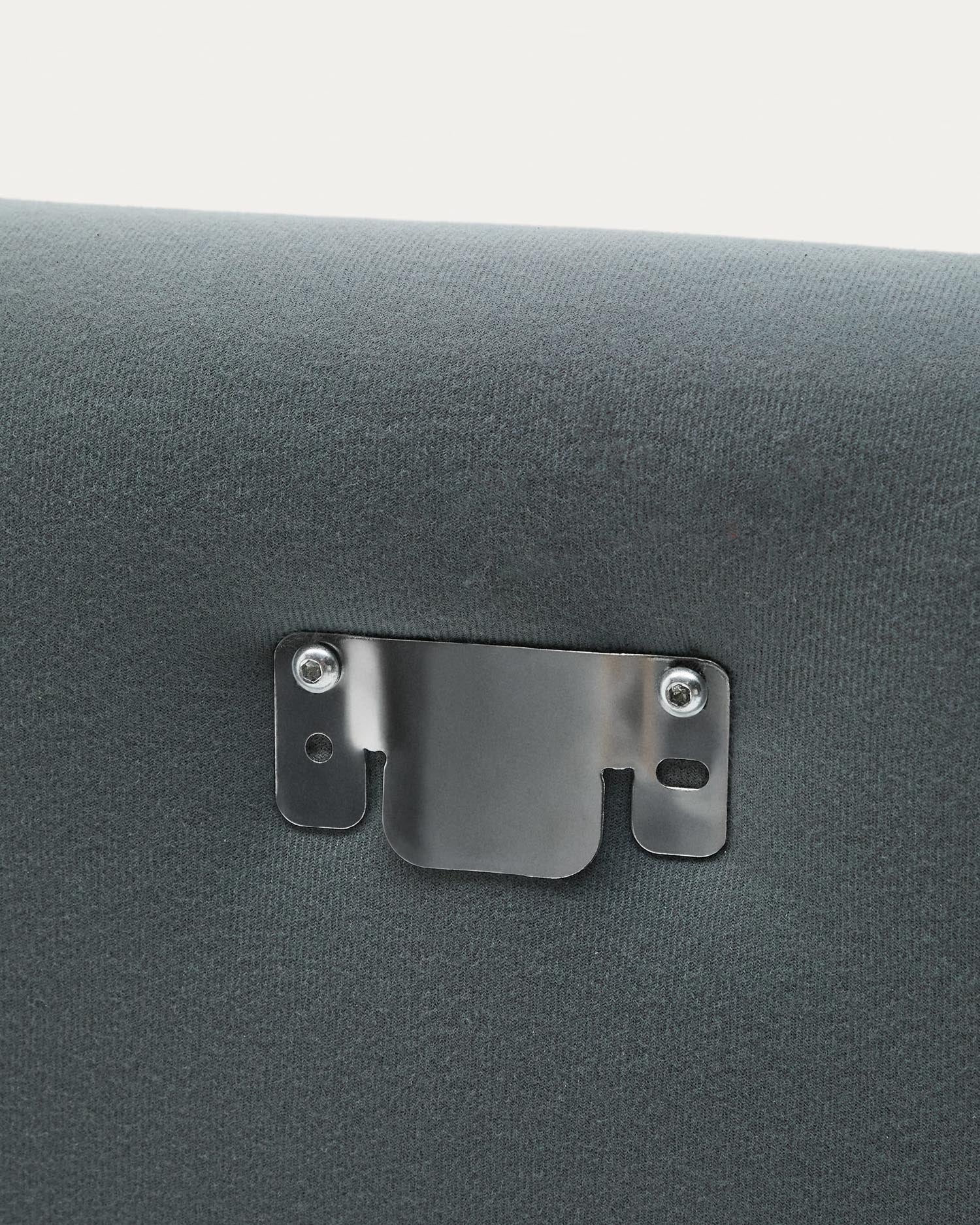 Elegantes Bett Jaira in Anthrazitgrau, ausgestattet mit abnehmbarem Leinen-Baumwollbezug. Perfekt für 150x190 cm Matratzen, pflegeleicht und stilvoll.