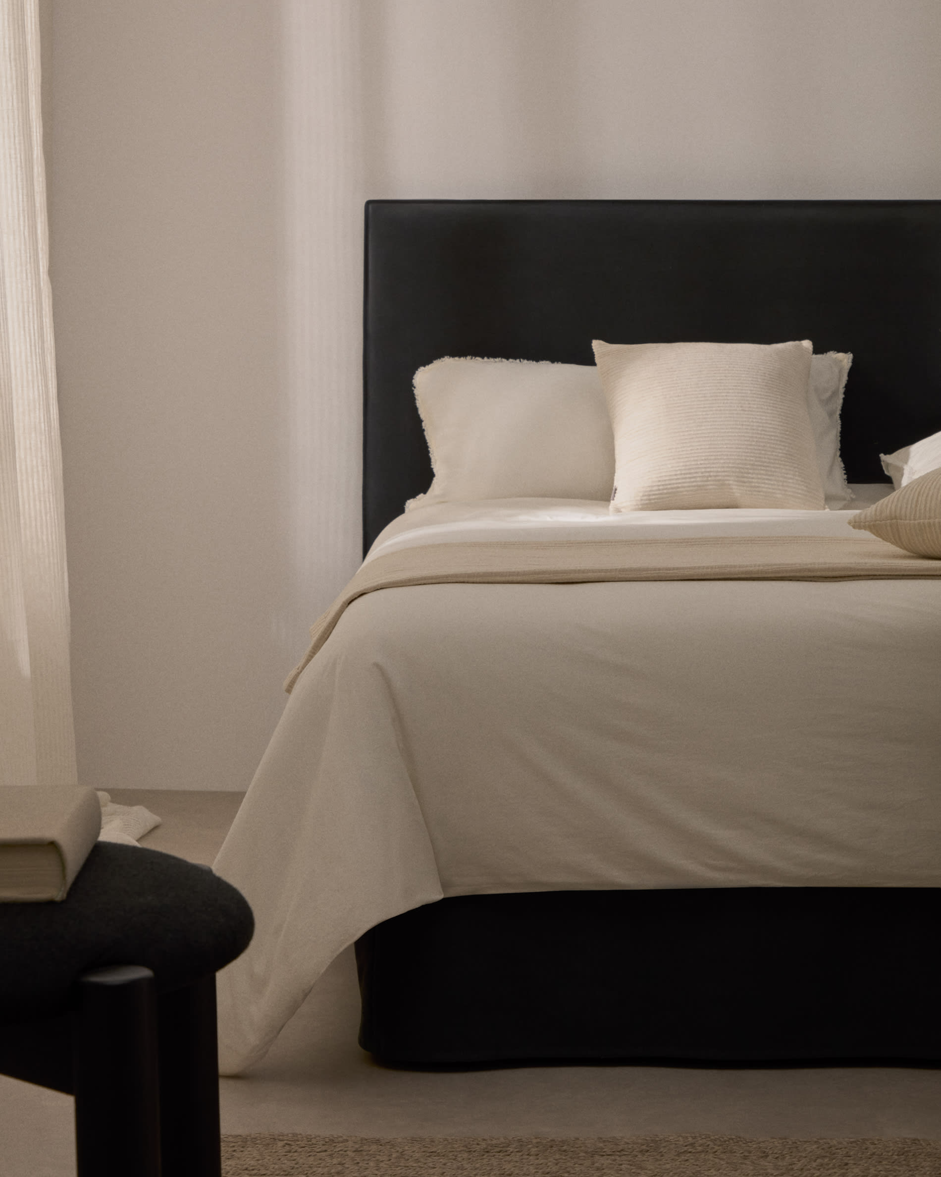 Stilvolles Bett Jaira in edlem Anthrazitgrau, aus hochwertigem Leinen und Baumwolle, mit praktischem abnehmbaren Bezug für 160x200 cm Matratzen.